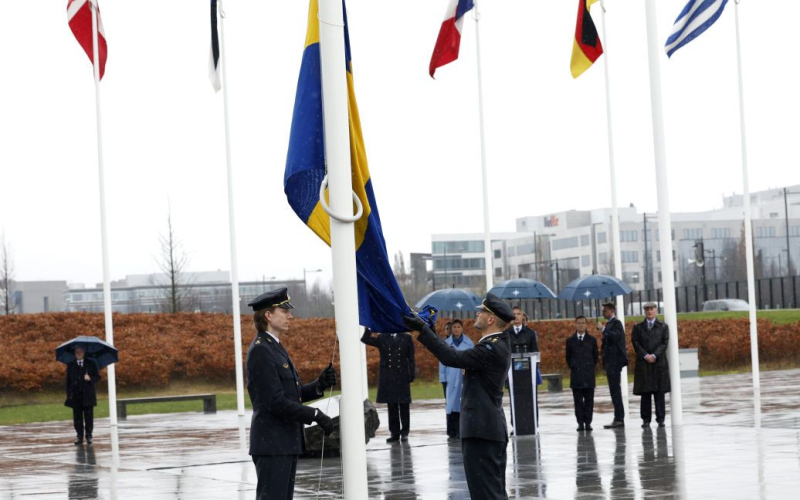 Die blau-gelbe Flagge Schwedens wurde offiziell vor dem NATO-Hauptquartier gehisst (Video)