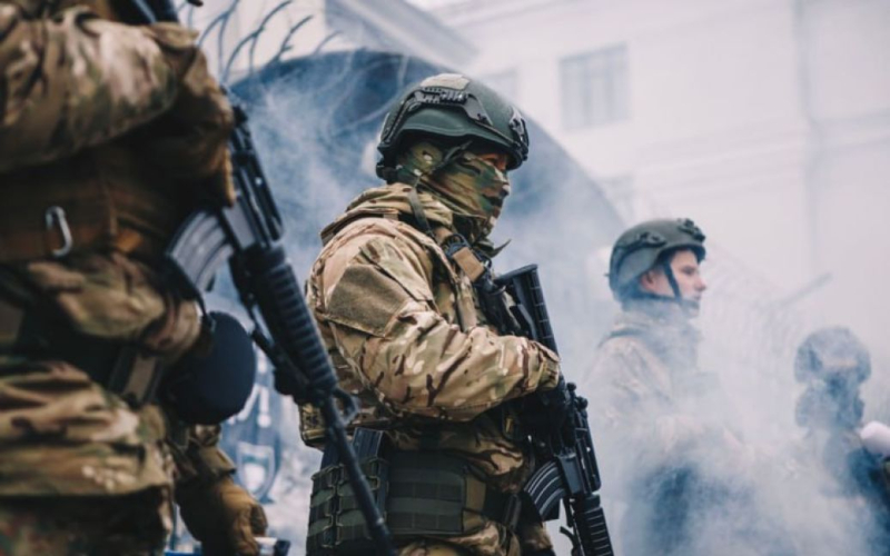 Zuerst Die Besiedlung der Russischen Föderation geriet unter die Kontrolle russischer Freiwilliger“ /></p>
<p><strong>Der Grenzdurchbruch in der Russischen Föderation erfolgte am Morgen des 12. März, und der Kreml hat noch immer nicht darauf reagiert Ereignisse.</strong></p>
<p>Am Dienstag, dem 12. März, befand sich das Dorf Tetkino in der Region Kursk in der Russischen Föderation nach den Kämpfen vollständig unter der „Kontrolle der russischen Befreiungskräfte“.</p >
<p>Die Legion der Freiheit Russlands berichtet darüber.</p>
<p>„Smt. Tetkino, Region Kursk, steht vollständig unter der Kontrolle der russischen Befreiungskräfte. Putins Armee verlässt schnell das Dorf, lässt Stellungen zurück und lässt schweres Gerät zurück“, heißt es in der um 13:23 Uhr veröffentlichten Nachricht.</p>
<p> < p>Es ist zu beachten, dass der Grenzdurchbruch in den Grenzregionen der Russischen Föderation am Morgen des 12. März erfolgte. Die russischen Behörden haben darauf noch immer nicht reagiert und sich in keiner Weise geäußert. Unterdessen berichten Anwohner in sozialen Netzwerken von schwerem Gerät, Maschinengewehrfeuer und Kämpfen in Grenzsiedlungen.</p>
<p>Das Russische Freiwilligenkorps (RDK) fügte außerdem hinzu, dass die Kreml-Armee Tetkino verlassen habe.</p>
<p>„Die Soldaten von Putins Armee rennen und nicken mit den Fersen. Dahinter liegen Siedlungen, Ausrüstung und vor allem Bürger von.“ die Russische Föderation, verlassen und unnötig“, – im RDK vermerkt.</p>
<h2><strong>Wo liegt das russische Tetkino auf der Karte?</strong></h2>
<p><b>Tetkino</b> ist eine Siedlung städtischen Typs im Bezirk Gluschkowsky in der Region Kursk in Russland. Im Jahr 2020 betrug die Einwohnerzahl 3.337 Menschen. Am Rande des Dorfes verläuft die Staatsgrenze zwischen Russland und der Ukraine (Region Sumy).</p>
<p><img decoding=