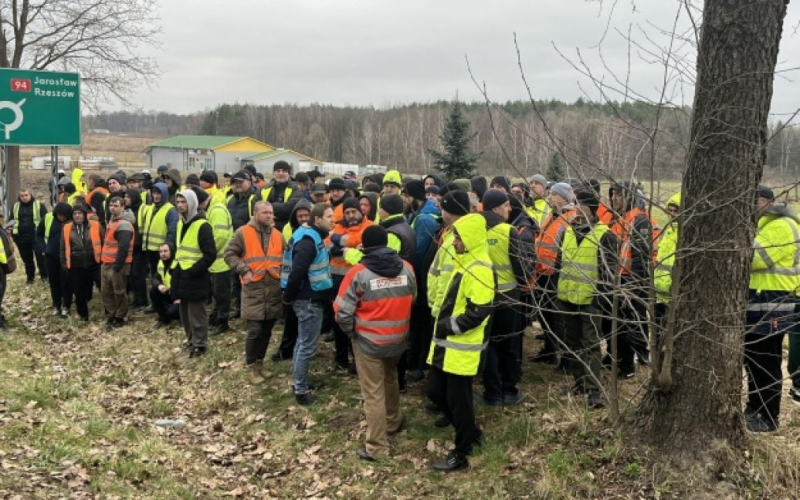 Polnisch Die Polizei hat ukrainische Fahrer an der Grenze blockiert – was bekannt ist“ /></p>
<p><strong>Die Situation hat sich an der polnisch-ukrainischen Grenze verschlechtert.</strong></p>
<p>An der Grenze Am 1. März zwischen <strong>Polen</strong> und der Ukraine eskalierte die Situation am Kontrollpunkt Krakowez-Kortschewa, nachdem sich polnische Lkw-Fahrer den Protesten angeschlossen hatten.</p>
<p>Die Europäische Prawda berichtet darüber.</p >
<p>Nach Angaben ukrainischer Autofahrer meldete die Polizei am Freitagmorgen, dem 1. März, einen Rückgang der Zahl der Autos, die stündlich die Grenze passieren könnten. Am 29. Februar überquerten bis zu 26 Lastwagen die Grenze; ​​bis zum 1. März legten die Demonstranten ein Limit von einem Fahrzeug pro Stunde fest.</p>
<p>„Ukrainische Fahrer gingen zu Verhandlungen mit den Demonstranten. Doch polnische Polizei und Spezialeinheiten „Umzingelte die ukrainischen Fahrer und teilte sie in mehrere Gruppen auf. Den ukrainischen Fahrern zufolge erlaubte die polnische Polizei ihnen nicht, sich den polnischen Demonstranten zu nähern, umzingelte sie und erlaubte ihnen nicht einmal, zu ihren Autos und Campingplätzen zurückzukehren“, heißt es in der Veröffentlichung .</p>
<p>Die Blockade dauerte mindestens zwei Stunden. Mittlerweile hat die Polizei die Blockade aufgehoben und erlaubt den Fahrern, zu ihren Autos zurückzukehren. Die Geschwindigkeit der Autos, die die Grenze überqueren, hat sich jedoch nicht erhöht.</p>
<p>Die ukrainische Botschaft in Polen erklärte, dass sie sich dieser Situation bewusst sei und in ständigem Dialog mit der polnischen Polizei stehe.</p>
<p> Erinnern Sie sich daran, dass der polnische Premierminister Donald Tusk kürzlich sagte, dass <strong>Polen und die Ukraine die Grenze vorübergehend schließen könnten.</strong></p>
<p>Er sagte auch, dass <strong>Polen abschnittsweise Grenzübergänge zur Ukraine hinzufügen wird Straßen und Eisenbahnen auf der Liste kritische Infrastruktur</strong>zur Waffenlieferung und humanitäre Hilfe zur Beseitigung von Hindernissen an der Grenze.</p>
<h4>Verwandte Themen:</h4>
<p>Weitere Nachrichten</p>
<!-- relpost-thumb-wrapper --><div class=