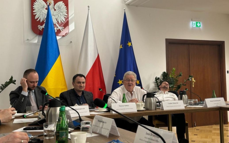 Der polnische Beamte zeigte während der Verhandlungen mit der ukrainischen Delegation ein seltsames Verhalten: Foto