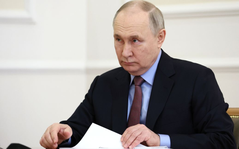 Präsidentschaftswahl Wahlen in Russland: Der Kreml zieht Bewertungen für Putin – ISW“ /></p>
<p><strong>Im März werden die Russen Putin zum Präsidenten wählen.</strong></p>
<p>Der Kreml will um am Vorabend der Wahlen ein hohes Maß an Unterstützung für den Präsidenten der Russischen Föderation <strong>Wladimir Putin</strong> zu gewährleisten.</p>
<p>Dies heißt es im Bericht von Analysten des Instituts für Kriegsforschung .</p>
<p>„Russische Staatsumfragen zeigen, dass der Kreml sich dafür einsetzt, dass bei den bevorstehenden Präsidentschaftswahlen am 17. März ein vorher festgelegtes Maß an Unterstützung für Putin bei etwa 80 % liegt“, stellen Experten fest.</p>
<p> < p>Insbesondere die russische staatliche soziologische Stiftung „Public Opinion“ berichtete, dass etwa 83 % der befragten Russen eine positive Einstellung zu Putin haben und etwa 82 % planen, bei den bevorstehenden Präsidentschaftswahlen für ihn zu stimmen.</p>
<p> Am 5. März veröffentlichte die Public Opinion Foundation die Ergebnisse einer weiteren Umfrage, wonach 83 % der Russen planen, bei den bevorstehenden Wahlen zu wählen.</p>
<p> < p>Russische Oppositionsmedien schreiben, dass der Kreml das Ziel der Darstellung verfolge eine Wahlbeteiligung von 70–80 % und dass Putin die Wahlen mit 80 % der Stimmen gewinnt.</p>
<p>„Der Kreml nutzt wahrscheinlich die Behauptung einer hohen Wahlbeteiligung und die Unterstützung Putins, um etwas zu schaffen.“ „Die Informationsbedingungen zeigen, dass die russische Gesellschaft zuversichtlich hinter Putin und seiner Agenda steht“, fügten die Analysten hinzu.</p>
<p>Wir erinnern daran, dass der Russische Föderationsrat die Präsidentschaftswahlen für den 17. März 2024 angesetzt hat. </p>
<p>Die Die Zentrale Wahlkommission Russlands hat Putin bereits im Januar als Kandidaten für das Präsidentenamt der Russischen Föderation registriert.</p>
<p><strong>▶ Auf dem YouTube-Kanal von TSN können Sie das Video unter diesem Link ansehen: Neue Bedrohungen aus Russland die baltischen Länder vor Putins Wahlen </strong></p>
<p><u><strong>Lesen Sie auch:</strong></u></p>
<h4>Ähnliche Themen:</h4>
<p>Weitere Nachrichten</p>
<!-- relpost-thumb-wrapper --><div class=