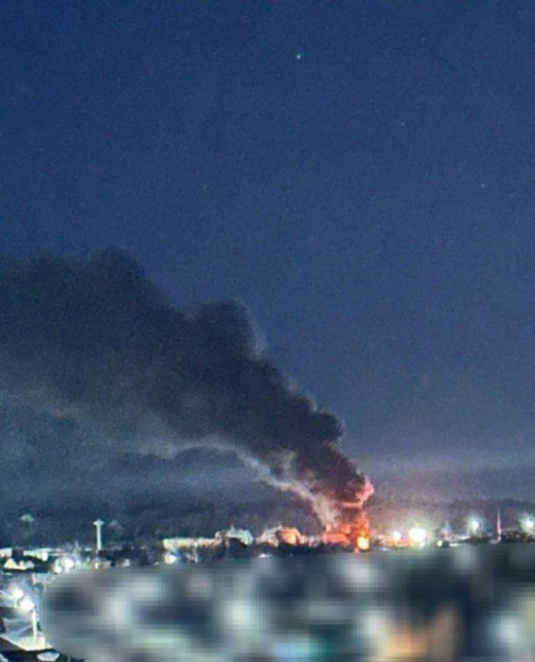 Es brannte hell: UAVs griffen gleichzeitig zwei Öldepots in Russland an (Foto, Video)“ /></p>
<p><img decoding=