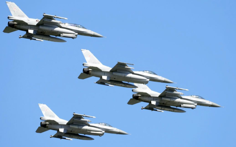 Rakete Angriff auf die Ukraine: Militärflugzeuge wurden in Polen angehoben“ /></p>
<p><strong>Kampfflugzeuge überwachten den Luftraum.</strong></p>
<p>Am Sonntag, den 31 Himmel in Polen aufgrund eines Raketenangriffs auf die <strong>Ukraine.</strong></p>
<p>Die polnischen Streitkräfte haben dies gemeldet.</p>
<p>„Polnische und alliierte Flugzeuge fliegen im polnischen Luftraum, Dies könnte insbesondere im südöstlichen Teil des Landes zu einem erhöhten Lärmpegel führen“, heißt es in der Mitteilung.</p>
<p>„Alle notwendigen Verfahren wurden eingeleitet, um die Sicherheit des polnischen Luftraums zu gewährleisten, und DO RSZ ist ständig dabei.“ Wir beobachten die Situation“, fügte das Militär hinzu. </p>
<p>Wir erinnern uns daran, dass die russischen Invasoren eine Gruppe von Raketen mit strategischen Tu-95MS-Bombern abgefeuert haben. Sie wurden in den <strong>westlichen Regionen</strong> aufgezeichnet. Lokale Medien berichten, dass in der Region Lemberg Explosionen zu hören waren.</p>
<h4>Ähnliche Themen:</h4>
<p>Weitere Nachrichten</p>
<!-- relpost-thumb-wrapper --><div class=