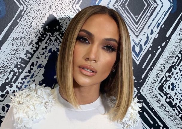 Stilvoll und für Volumen sorgen: 5 Kurzhaarschnitte für Menschen mit dünnem Haar“ /></p>
<p>Dieses Bild der Sängerin und Schauspielerin J.Lo sorgte bei Fotografen, Stylisten und Fans für echte Begeisterung! Diese Frisur sieht immer perfekt aus.</p>
<p>Für Frauen mit spärlichem und dünnem Haar ist ein Bob mit gleichmäßigem Schnitt eine gute Idee. Friseure raten immer, sich nicht an die Länge zu klammern, sondern immer saubere und „lebende“ Enden zu tragen. Darüber hinaus stellen die meisten Männer fest, dass Frauen mit Bob denen mit langen Haaren in nichts nachstehen, sondern im Gegenteil stilvoll und auffällig sind.</p>
<h2>2. „Pixie“</h2>
<p><img decoding=