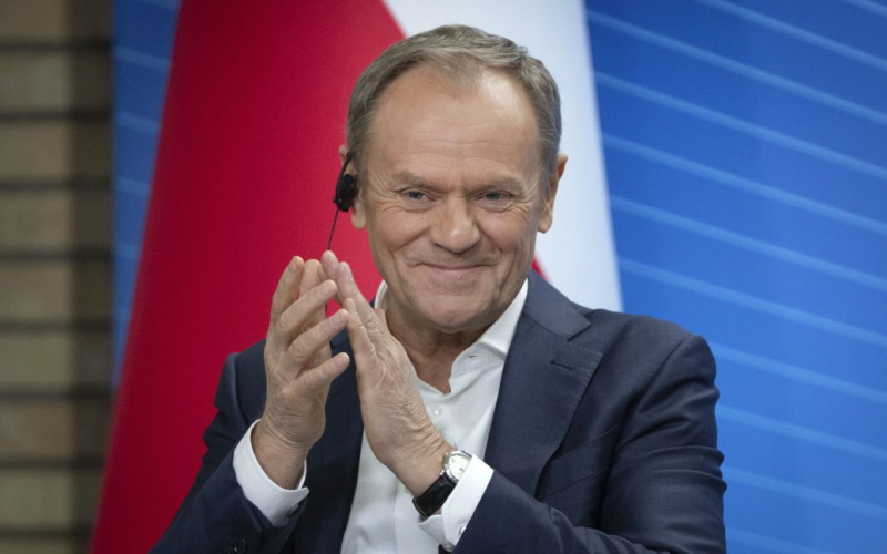 Tusk gab eine neue Erklärung zum Protest der Landwirte an der Grenze ab“ /></p>
<p><strong>Der Premierminister betonte, dass er sich am Samstag mit Landwirten treffen werde.</strong></p>
<p>Premierminister Der polnische Minister Donald Tusk ist davon überzeugt, dass die Europäische Union den Agrarmarkt schützen muss. Sie sagen, Warschau wolle der Ukraine wirklich helfen, müsse aber ihren Markt schützen.</p>
<p>Tusk wird am 7. März am Kongress der Europäischen Volkspartei in Bukarest teilnehmen, berichtet Wiadomosci.</p>
<p>Es wird darauf hingewiesen, dass der polnische Premierminister sich auch an den EU-Landwirtschaftskommissar Janusz Wojciechowski gewandt und darauf hingewiesen hat, dass er „ Passivität“ bei der Lösung des Problems der Proteste der Landwirte.</p>
<p>„Ich stehe in ständigem Kontakt mit Brüssel. Ich möchte wirklich, dass niemand diese Arbeit vermasselt, denn wir sind bereits kurz vor dem Ziel. Hier ist mein aufrichtiger Appell, insbesondere an Kommissar Wojciechowski, der sich in diesen langen Monaten recht passiv verhalten hat.“ , um nicht zu sagen, „dass er dieser Angelegenheit Schaden zugefügt hat. Es wäre gut, wenn er zu keinem Zeitpunkt irgendetwas ruiniert hätte. Besonders jetzt, wo wir diese Arbeiten möglicherweise abschließen“, sagte Tusk.</p>
<p>Er kündigte außerdem an, dass er sich am Samstag, dem 9. März, mit Landwirten treffen wird. Tusk äußerte die Hoffnung, dass er „etwas Ernsthaftes“ ankündigen würde.</p>
<p>Darüber hinaus werde er laut Tusk in Bukarest die Frage von Änderungen zum Schutz der europäischen Agrarproduzenten ansprechen.</p>
<p> „Wir wollen der Ukraine wirklich helfen, aber gleichzeitig müssen wir den europäischen, polnischen Agrarmarkt schützen“, betonte er.</p>
<p>Wie berichtet, veranstalteten Landwirte am 6. März<strong>in Warschau eine Massenprotest vor dem Büro von Premierminister Donald Tusk. Der Protest begann mit dem Singen der Hymne um 11:00 Uhr vor dem Bürogebäude des Premierministers in der Ujazdowski-Gasse. Früher wurden hier Reifen und Särge verbrannt, was die Beerdigung der Landwirtschaft symbolisierte. Im Hintergrund gab es jede Menge Knallgeräusche und Raketengeräusche.</p>
<h4>Verwandte Themen:</h4>
<p>Weitere Neuigkeiten</p>
<!-- relpost-thumb-wrapper --><div class=