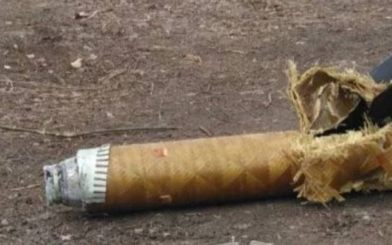 B In Belgorod greift die russische Luftverteidigung ihre eigenen Bürger an – Foto“ /></p>
<p><strong>Fragmente russischer Luftverteidigungsraketen fallen auf die Bewohner von Belgorod.</strong></p>
<p >Auf die Köpfe der Bewohner von <strong>Belgorod</strong> fallen weiterhin russische Flugabwehrraketen. Beim Versuch, Raketen abzuschießen, die auf militärische Ziele der russischen Streitkräfte fliegen, „landen“ die Russen die Granaten auf ziviler Infrastruktur und geben dafür traditionell der Ukraine die Schuld.</p>
<p>Darüber schreibt der Militärexperte Alexander Kowalenko.</p >
<p>In den letzten Tagen haben Einwohner der russischen Stadt Belgorod viele Fotos und Videos mit Fragmenten nicht ukrainischer Raketen, sondern Elementen des S-300, des Luftverteidigungssystems Tor-M2 und des Luftverteidigungsraketensystems Pantsir-S1 veröffentlicht. </p>
<p>Laut Kowalenko werden normale Einwohner von Belgorod nicht in der Lage sein, verschiedene Munitionsklassen von Flugabwehrraketen zu unterscheiden, russische Militärkorrespondenten, die dafür über ausreichende Qualifikationen verfügen, informieren die Russen jedoch weiterhin über den Beschuss der ukrainischen Streitkräfte.</p>
<p><img decoding=