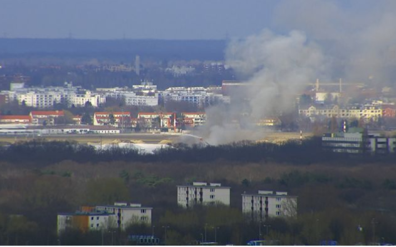 B Ein Flüchtlingslager in Berlin hat Feuer gefangen (Foto eines Großbrandes) ></p>
<p>In der Hauptstadt Deutschlands brach auf dem Gelände des ehemaligen Flughafens Tegel, wo ein Flüchtlingslager eingerichtet wurde, ein Feuer aus. Nach vorläufigen Angaben brennen drei riesige Zelte (für jeweils mehrere hundert Personen). Die Rauchwolke über dem Ort war kilometerweit sichtbar.</p>
<p>Das berichtet RBB24.</p>
<p>Die Berliner Feuerwehr wurde zu einem Großeinsatz in den Flüchtlingsunterkünften am Flughafen Tegel entsandt. Nach Angaben der Feuerwehr waren bereits 100 Einsatzkräfte unterwegs.</p>
<p><img decoding=