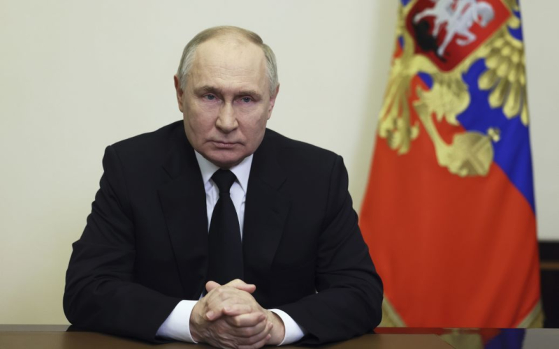 ISW analysierte die neuesten &quot „Sensationelle“ Äußerungen Putins“ /></p>
<p><strong>Sie sollten nicht auf die Worte eines Verrückten achten.</strong></p>
<p>Wladimir Putin machte am 27. März bei einem Besuch im russischen 344. Kampfeinsatz- und Umschulungszentrum für Heeresfliegerflieger mehrere „sensationelle“ Aussagen. Er wiederholte grundlegende Wahrheiten und einige klischeehafte Erzählungen, die darauf abzielten, die Aufmerksamkeit westlicher politischer Entscheidungsträger auf die russischen Bedrohungen abzulenken. Wahrscheinlich versucht der Diktator, wichtige Entscheidungen zu verzögern und zu beeinflussen.</p>
<p>Das American Institute for the Study of War schreibt darüber.</p>
<h2>Die Russische Föderation strebt eine Informationswirkung an</h2>
<p>Der Diktator sagte, dass Russland „keine aggressiven Absichten“ gegenüber NATO-Ländern hege und „ohne den Staatsstreich und weitere Feindseligkeiten im Donbass nichts in der Ukraine unternommen hätte.“</p>
<p><em><strong>„Putin verbreitet in den internationalen Medien erneut ein falsches Narrativ, dass der Westen und die NATO für die Invasion Russlands in der Ukraine verantwortlich seien. Der Kreml beschuldigt westliche Länder ständig fälschlicherweise, 2014 einen Putsch in der Ukraine organisiert zu haben, und beschuldigt die Ukraine, Gewalt gegen russischsprachige Menschen auszuüben.“ „Bewohner des Donbass versuchen, die Verantwortung für den Krieg abzuwälzen und die Wahrnehmung des Westens über Russlands Absichten und Fähigkeiten zu manipulieren“, schreiben Analysten.</p>
<p>Wie das Institut feststellte, wies Putin Behauptungen, Russland wolle andere Länder, darunter Polen, die baltischen Staaten und die Tschechische Republik, angreifen, als „völligen Unsinn“ zurück. Er fügte hinzu, dass Russland die Menschen schützt, die in Russlands „historischen Territorien“ in der Ukraine leben.</p>
<p><em><strong>„Putins Leugnung der zunehmend aggressiven Haltung Russlands gegenüber der Ostflanke der NATO erinnert an die Behauptungen des Kremls, dass russische Truppen wird Ende 2021 und Anfang 2022 nicht in die Ukraine einmarschieren. Dies ist die Linie, die der Kreml verwendet hat, um jegliche Vorbereitungen für Gegenmaßnahmen zu verzögern und einzudämmen.“</strong></em>– betonten die Spezialisten des Instituts.</p>
<p>Sie fügen hinzu, dass Putins Ablehnung der imperialistischen Bestrebungen Russlands auch seiner eigenen Definition der „russischen Maßnahme“ widerspricht – einem ideologischen und geografischen Konzept, das alle ehemaligen Gebiete der Kiewer Rus umfasst Moskauer Königreich, das Russische Reich, die Sowjetunion und die moderne Russische Föderation.</p>
<p><strong><em>„Dieses Konzept ermöglicht es Putin, alle Gebiete, die einst vom russischen Regime regiert wurden oder angeblich vom russischen Regime regiert wurden, als „historische Territorien“ Russlands zu betrachten, zu denen auch Polen und die baltischen Staaten gehören. Putin kann beschließen, Menschen zu „schützen“. den der Kreml als russische „Landsleute“ in diesen Gebieten zu einem von ihm gewählten Zeitpunkt bezeichnet und dabei ähnliche Narrative wiederholt, die er bei der Invasion der Ukraine verwendet hat“, heißt es in dem Bericht.</p>
<p>Analysten fügen hinzu, dass der russische Präsident auch versucht habe, die NATO-Staaten von der Lieferung von F-16-Kampfflugzeugen an die Ukraine abzuschrecken und das westliche Publikum von weiteren finanziellen Verpflichtungen für die Sicherheit der Ukraine und der NATO abzuhalten. Putin sagte, dass Russland Flugzeuge in der Ukraine sowie andere westliche Militärausrüstung zerstören würde, und drohte, dass es westliche Flugplätze angreifen würde, wenn unser Staat diese Einrichtungen nutzen würde, um Russland effektiv anzugreifen.</p>
<p><strong>< em> „Diese Aussagen, die in einem aufsehenerregenden Stil präsentiert werden, sind in der Tat Aussagen des Offensichtlichen – es ist natürlich, dass russische Streitkräfte versuchen werden, ukrainische Militärausrüstung jeglicher Art zu zerstören. Und es ist natürlich, dass Russland die Stützpunkte in Betracht ziehen wird, von denen aus solche solche.“ „Truppen führen Militäroperationen gegen russische Streitkräfte als legitime Ziele durch. So ein Krieg. Solche Aussagen verdienen keine Aufmerksamkeit, aber Putin nutzt sie, um eine wichtige Informationswirkung zu erzielen“, schlussfolgerte das ISW.</p>
<p>Zuvor am Institut stellte fest, dass Putin terroristische Rhetorik einsetzt, um den Krieg in der Ukraine zu unterstützen.</p>
<h4>Verwandte Themen:</h4>
<p>Weitere Nachrichten</p>
<!-- relpost-thumb-wrapper --><div class=