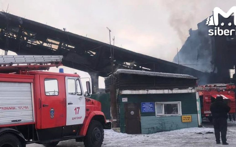 Passiert in Russland Explosion im Wärmekraftwerk, es gibt Verletzte“ /></p>
<p><strong>Die Explosion ereignete sich im Heizraum.</strong></p>
<p>Die Explosion ereignete sich im Wärmekraftwerk Shagonarskaya Das Werk wurde im russischen Tuva errichtet.</p>
<p> < p>Die russischen Medien Mash berichten darüber.</p>
<p>Mitarbeiter wurden aus dem beschädigten Gebäude evakuiert, nachdem sie Verbrennungen unterschiedlichen Ausmaßes erlitten hatten. Was den Vorfall verursacht hat, ist noch unbekannt.</p>
<p>Retter sind vor Ort im Einsatz, der Leiter von Tuwa stellt ein operatives Hauptquartier zusammen, dem Vertreter verschiedener Dienste und Ministerien angehören werden. Die Wärmeversorgung wird unmittelbar nach dem Löschen wieder aufgenommen.</p>
<p>Die Zahl der Opfer im Heizkraftwerk Shagonarskaya ist auf 18 gestiegen. Sechs von ihnen liegen in ernstem Zustand auf der Intensivstation.</p>
<p>Die Explosion ereignete sich im zentralen Heizraum auf dem Gelände von UK TEK 4“ – einem Unternehmen, das mit der Wartung der Anlage befasst ist. Retter löschten das Feuer, aber die Ursache ist noch unbekannt.</p>
<p>Erinnern Sie sich daran, dass in der Nacht des 4. März in der Region Samara in der Russischen Föderation Unbekannte den Widerstand der Brücke über den Fluss Tschapajewka in die Luft gesprengt haben .</p>
<p><u><strong>Lesen Sie auch:</strong></u></p>
<h4>Verwandte Themen:</h4>
<p>Weitere Neuigkeiten</p>
<!-- relpost-thumb-wrapper --><div class=