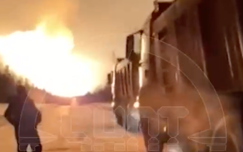 Es brach aus in Russland Großbrand an einer Gaspipeline – Video“ /></p>
<p><strong>Nach dem Brand war die Feuersäule zig Kilometer weit sichtbar.</strong></p>
<p>< p>In <strong>Russland</strong> kam es in der Nacht des 10. März zu einem gewaltigen Brand an einer Gaspipeline in der Nähe des Dorfes Likhma im Autonomen Kreis der Chanten und Mansen.</p>
<p>Russische öffentliche Seiten schreiben darüber Dies.</p>
<p>Nach Angaben der Anwohner ereignete sich die Explosion auf der Bobrovsky-Linie für die Produktion von Hauptgaspipelines.</p>
<p>„Der Glanz des Feuers und eine Rauchsäule waren für mehrere Personen zu sehen.“ Kilometer vom Unfallort entfernt. Bisher werden die Brandursachen und Angaben zu den Opfern geklärt. Mitarbeiter des Katastrophenschutzministeriums und Ärzte sind zum Unfallort geeilt“, heißt es in einer der Mitteilungen.</S > </p>
<p>Russische Medien berichteten unter Berufung auf den Pressedienst des Ministeriums für Notsituationen der Russischen Föderation, dass bei der Explosion in der Nähe des Dorfes Likhma angeblich niemand verletzt wurde.</p>
<p>Erinnern Sie sich daran <strong >In der Region Kursk griff eine Drohne ein Öldepot an – ein Feuer brach aus.</strong></p>
<h4>Ähnliche Themen:</h4>
<p>Weitere Nachrichten</p>
<!-- relpost-thumb-wrapper --><div class=