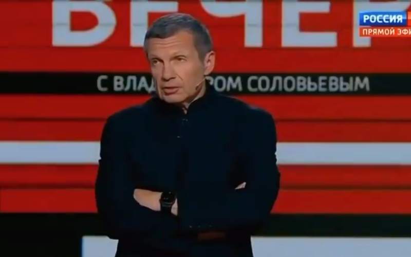 &quot „Halt die Klappe“: Solovyov griff die Bewohner von Belgorod an, die sich über den Beschuss beschwerten.“ /></p>
<p><strong>Der Propagandist nannte es „abscheuliche Hysterie“ Beschwerden von Russen.</strong></p>
<p>Der russische Propagandist Wladimir Solowjow nannte die Bewohner von Belgorod, die sich über den Beschuss der Stadt beschwerten, „Kreaturen“.</p>
<p>Ein Ukrainer Dies berichtete der Journalist Denis Kazansky auf seinem YouTube-Kanal.</p>
<p>Der Journalist veröffentlichte ein Fragment eines Videos aus Solovyovs Talkshow, in dem er laut Kazansky die Bewohner von Belgorod angriff und verlangte, dass sie sich nicht darüber beschweren der Beschuss.</p >
<p>“Eine große Anzahl verschiedener Kreaturen tauchte auf und gaben vor, Blogger zu sein, die sagten:” Schauen Sie, die Bundesbehörden haben Belgorod vergessen, helfen Sie den Menschen! Die Leute haben nichts, es ist schrecklich, die Leute fühlen sich verlassen, wie kannst du! Während Moskau wandelt, stirbt Belgorod. „Diese ganze abscheuliche Hysterie …“, sagte Wladimir Solowjow im Fernsehsender Rossija 1.</p>
<p>„Deshalb möchte ich allen sagen, dass die Regierung aufgegeben hat.“ : Halt die Klappe, Kreaturen“, betonte Solovyov.</p>
<p>Bewohner von Belgorod begannen in den Kommentaren unter Solovyovs Video, ihn einzuladen, nach Belgorod zu ziehen.</p>
<p>Zuvor wurde berichtet, dass <strong>The Die Russische Föderation verlegt dringend Kräfte von der Front zum Schutz nach Belgorod.</p>
<p>In der Nacht des 26. März kam es in Belgorod und der Region zu <strong>Explosionen</strong>. Nach Angaben des Gouverneurs der Region Gladkow soll die Luftverteidigung funktioniert und 13 Luftziele zerstört haben.</p>
<p><iframe class=