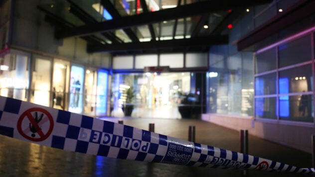 Ein Messer auf Passanten geworfen: Dort kam es in einem Einkaufszentrum in Sydney zu einem Massaker sind tot“ />< /p> </p>
<p>In einem Einkaufszentrum in Sydney, Australien, griff ein Mann Passanten mit einem Messer an. Bei dem Angriff kamen mindestens sieben Menschen ums Leben (einschließlich des Angreifers), acht weitere wurden ins Krankenhaus gebracht. Der Angreifer selbst wurde von der örtlichen Polizei erschossen.</p>
<h2>Angriff in Australien: sechs Tote</h2>
<p>Der Angreifer wurde von einem Polizisten erschossen, nachdem er neun Personen im belebten Einkaufszentrum Westfield Bondi Junction konfrontiert hatte, teilte die Polizei von New South Wales mit.</p>
<blockquote>
<p>— Sie feuerte die Waffe ab und der Mann ist inzwischen verstorben. Mir wurde mitgeteilt, dass fünf Opfer infolge der Taten dieses Verbrechers gestorben sind, — Das sagte der stellvertretende Polizeikommissar Anthony Cook auf einer Pressekonferenz.</p>
</blockquote>
<p>Später wurde bekannt, dass <strong>die Zahl der Opfer auf sechs gestiegen war</strong>, während offizielle Berichte von einem Sechstel ausgehen Person war noch nicht gestorben.</p>
<p>Gucke gerade </p>
<p>Wie ABC News unter Berufung auf die Polizei feststellt, starb das sechste Opfer im Krankenhaus an seinen Verletzungen.</p>
<p>Laut Cook liegen der Polizei keine Informationen über die Motive dieser Person vor, es wurde jedoch kein Terrorismus festgestellt aus. Der Polizeibeamte fügte hinzu, dass vorläufige Informationen darauf hinwiesen, dass der Angreifer allein gehandelt habe.</p>
<p>Acht Personen, darunter ein Kind, wurden ins Krankenhaus gebracht, sagte ein Sprecher von NSW Ambulance. Eines der Opfer befindet sich in einem kritischen Zustand.</p>
<h2>Angriff mitten in einem Einkaufszentrum</h2>
<p>Das Westfield-Einkaufszentrum, in dem der Angriff stattfand, ist ein großes Einkaufszentrum im Osten des zentralen Geschäftsviertels von Sydney, in der Nähe des berühmten Bondi Beach. Dies ist eines der größten und beliebtesten Einkaufszentren des Landes und wie an jedem anderen Samstag war es mit Hunderten von Menschen gefüllt, darunter auch Kindern.</p>
<p>Die Polizei fügte hinzu, dass Rettungsdienste kurz vor 16:00 Uhr (09:00 Uhr Kiewer Zeit) in das Einkaufszentrum gerufen wurden, nachdem Berichte über eine Messerstecherei gemeldet worden waren.</p>
</p>
<p>Lokalen Medien zufolge waren es Hunderte Menschen wurden vom Tatort evakuiert.</p>
<p>Ein Augenzeuge berichtete dem Staatssender ABC, wie ein Polizist den Angreifer erschossen habe.</p>
<blockquote>
<p>— Wenn sie nicht auf ihn geschossen hätte, hätte er weitergemacht, er war nervös. Sie kam herbei und begann, ihn künstlich zu beatmen. Er hatte eine große Klinge. Er sah aus, als würde er töten, — sagte der Mann, der seinen Namen nicht nannte.</p>
</blockquote>
<p>In den sozialen Medien sind mehrere Videos aufgetaucht, die Menschenmassen zeigen, die aus dem Einkaufszentrum fliehen, während Polizeiautos und Rettungsdienste in die Gegend stürmen.</p >
<p>Auch der australische Premierminister Anthony Albanese reagierte auf den Angriff mitten im Einkaufszentrum.</p>
<p>— „Unser Mitgefühl ist bei den Opfern und wir danken ihren Betreuern und unseren tapferen Polizisten und Ersthelfern“, sagte er. schrieb er im sozialen Netzwerk X (ehemals Twitter).</p>
</p></p>
<!-- relpost-thumb-wrapper --><div class=