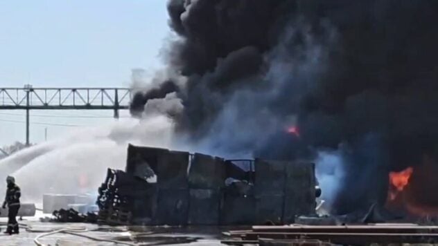 In Omsk brennen drei 200-Liter-Tanks mit Erdölprodukten