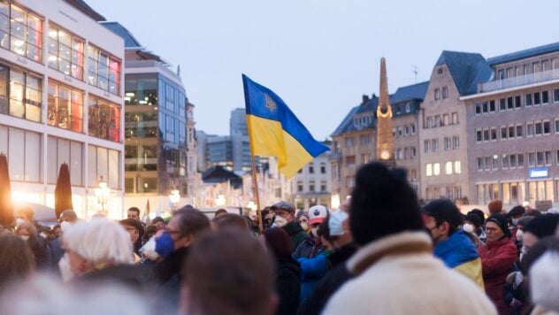 Die UN sprechen von „einer existenziellen Bedrohung für das ukrainische Volk““ /></p>
<p>Am Donnerstag, den 11. April, sagte der stellvertretende UN-Generalsekretär Miroslav Jenča, dass die Eskalation des russischen Krieges gegen die Ukraine eine direkte Bedrohung für die regionale Stabilität und die internationale Sicherheit darstelle und sprach von einer „existenziellen Bedrohung“. Bedrohung für das Volk der Ukraine”.</p>
<p>Dies wird von der Voice of America berichtet.</p>
<p>Jenča wies darauf hin, dass die groß angelegte Invasion der Russischen Föderation weiterhin großen Schaden anrichte an das ukrainische Volk.</p>
<p>Jetzt beobachten </p>
<h2>Die Zahl der Opfer russischer Angriffe steigt </h2>
<p>Russische Angriffe auf ukrainische Städte im letzten Monat sind zu einem „täglichen Muster der Zerstörung“ geworden. #8221;, einschließlich intensiver und systematischer Ausrichtung auf Energieanlagen.</p>
<blockquote>
<p>— Wir sind schockiert über die steigende Zahl ziviler Opfer, die diese rücksichtslosen Angriffe zur Folge haben, — sagte er.</p>
</blockquote>
<p>Der stellvertretende UN-Generalsekretär fügte hinzu, dass im März mindestens 126 Zivilisten getötet und 478 verletzt wurden. Das seien 20 % mehr als im Februar.</p>
<p>Allein im März wurden mindestens 57 Kinder getötet oder verletzt. Im selben Monat wurden 12 medizinische Einrichtungen und 32 Bildungseinrichtungen zerstört oder beschädigt.</p>
<p>Insgesamt hat das Büro des UN-Hochkommissars für Menschenrechte seit Februar 2022 10.810 zivile Todesfälle, darunter 600 Kinder, und 20.556 zivile Verletzungen, darunter 1.357 Kinder, registriert.</p>
<blockquote>
<p>— Es ist inakzeptabel. Angriffe auf Zivilisten und zivile Infrastruktur sind nach internationalem Recht verboten. „Sie müssen sofort aufhören, und wir verurteilen sie weiterhin, wo auch immer sie passieren“, sagte er. betonte der Beamte, bevor er sagte, dass die Angriffe „auf dem Territorium der Russischen Föderation“ weitergehen.</p>
</blockquote>
<p>Die Vereinten Nationen fordern die Russische Föderation weiterhin auf, dem Büro des Hohen Kommissars für Menschenrechte und unabhängigen Beobachtern Zugang zu den besetzten ukrainischen Gebieten zu gewähren.</p>
<h2>Etwa 40 % der Ukrainer benötigen humanitäre Hilfe< /h2> </p>
<p>Der Direktor für Managementeinsätze der UN-Koordinierung für humanitäre Angelegenheiten, Eden Wosornu, sagte wiederum, die Ukraine erlebe derzeit die „schlimmsten Angriffe seit Beginn dieses Krieges“.</p>
<p> Sie sagte, 10 Millionen Menschen im ganzen Land hätten ihr Zuhause verloren.</p>
<p>Sie sagte, 10 Millionen Menschen im ganzen Land hätten ihr Zuhause verloren.</p>
<blockquote>
<p>— Mehr als 14,6 Millionen Menschen — etwa 40 % der Bevölkerung der Ukraine — benötigen humanitäre Hilfe, 56 % von ihnen — Frauen und Mädchen, — Sie stellte fest.</p>
</blockquote>
<p>Vosornu forderte den Sicherheitsrat auf, nicht zuzulassen, dass dieser Krieg ungehindert und auf unbestimmte Zeit weitergeht.</p>
<p>Zuvor berichteten die Vereinten Nationen, dass Russland in den USA Gewalt anwendet besetztes Gebiet der Ukraine, Drohungen und andere Methoden zur Stärkung der Kontrolle über die Einheimischen.</p>
</p></p>
<!-- relpost-thumb-wrapper --><div class=