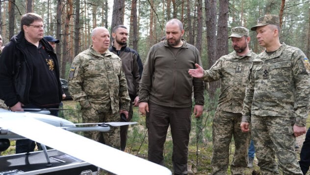 Kampfroboter und Drohnen: Syrsky und Umerov inspizierten neue ukrainische Entwicklungen