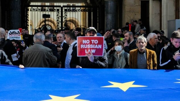 Die Proteste gegen das Gesetz über ausländische Agenten dauern in Georgien den zweiten Tag an, Zusammenstöße mit Sicherheitskräften sind ausgebrochen“ />< /p> </p>
<p>Den zweiten Tag in Folge wurden in Tiflis die Proteste gegen das Gesetz über ausländische Agenten fortgesetzt, das als identisch mit dem russischen gilt. Dieses Dokument wird derzeit im georgischen Parlament diskutiert.</p>
<h2>Proteste in Georgien gegen das Gesetz über ausländische Agenten</h2>
<p>Laut Sova versuchen Polizeibeamte, die Rustaweli-Allee vor der Tür zu befreien der Eingang zum georgischen Parlament.</p >
<p>Danach kam es in Tiflis zu Zusammenstößen zwischen georgischen Sicherheitskräften und Demonstranten.</p>
<p>Jetzt zuschauend </p>
<p>Die Polizei versuchte, das Gebiet zu befreien, als die Demonstranten zu rufen begannen Antwort: Sklaven, Russen und Verräter.</p>
<p> < p>Laut der Veröffentlichung Echo of the Caucasus setzten die Spezialeinheiten vermutlich Tränengas gegen die Kundgebungsteilnehmer ein.</p>
<p>Infolge der Auseinandersetzungen Bei der Kundgebung in Georgien gab es Opfer, darunter den Vorsitzenden der Girchi-Mehr-Freiheitspartei, Zurab Japaridze.</p >
<p>Unter den aufgrund der Proteste in Georgien Inhaftierten befindet sich einer der Führer der Lelo-Partei, Irakli Kupradze .</p>
<p>Die Diskussion über das Gesetz über ausländische Agenten in Georgien, das als identisch mit dem russischen gilt, wird am 17. April im örtlichen Parlament fortgesetzt.</p ></p></p>
<!-- relpost-thumb-wrapper --><div class=