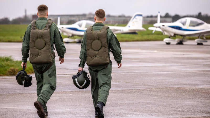 Die nächste Etappe - in Frankreich: Piloten der ukrainischen Streitkräfte haben die Ausbildung auf der F-16 in Großbritannien abgeschlossen“ /></p>
<p>X Britisches Verteidigungsministerium</p>
<p><img decoding=