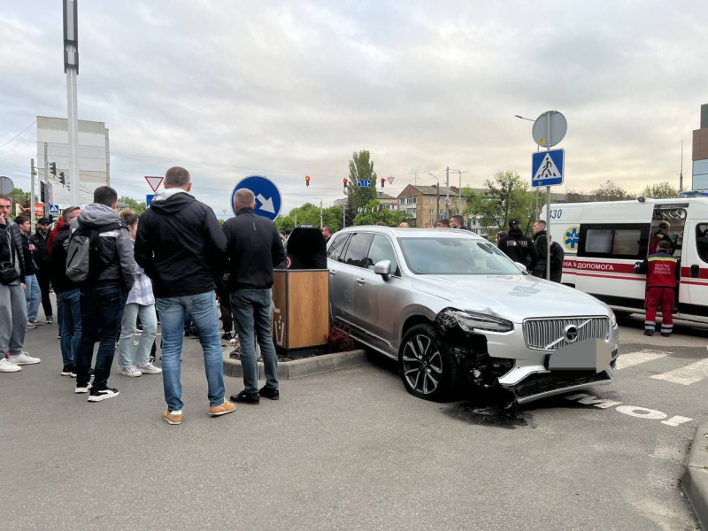 In Brovary der betrunkene Leiter der Die regionale Staatsverwaltung hat einen Unfall begangen: vier Opfer, darunter — p> </p>
<h2>Was über die Opfer bekannt ist </h2>
<p>Unter denjenigen, die sich unter den Rädern von Maibozhenkos Auto befanden, befanden sich eine 32-jährige Frau mit einer 2,5-jährigen Tochter sowie Männer 26 und 29 Jahre alt.</p>
<p>Ärzte diagnostizierten bei dem Kind einen Schulterknochenbruch und ein subkutanes Hämatom im Hinterkopfbereich.</p>
</p>
<p>Für die restlichen Opfer: Polytrauma, geschlossene Schädel-Hirn-Verletzung, Verletzungen und Frakturen des Steißbeins, des Schlüsselbeins, der Schulter, des Schulterblatts, des Nasenbeins, der Rippen, der Gliedmaßen, mehrere Prellungen und Schürfwunden.</p>
<p>Alle von ihnen liegen im Krankenhaus Brovary zur intensiven Behandlung.</p>
</p></p>
<!-- relpost-thumb-wrapper --><div class=