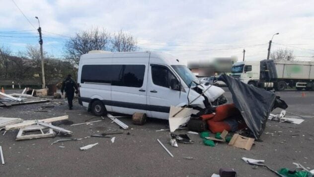 In der Nähe von Luzk fuhr ein Kleinbus in einen Kontrollpunkt: Ein Polizist und ein Freiwilliger wurden verletzt