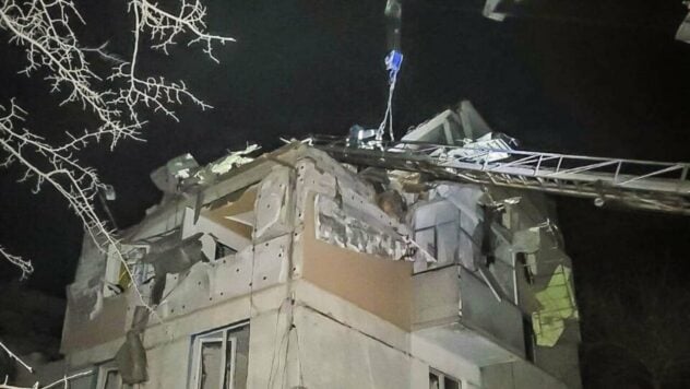 Die Russische Föderation warf einen KAB auf ein Hochhaus in Kupjansk – eine Frau starb darunter die Trümmer