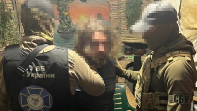 Er richtete Raketen auf die Gebäude des SBU und der Staatsanwaltschaft: Ein FSB-Agent wurde festgenommen in Odessa“ /></p >
<p>In Odessa wurde ein Agent des russischen FSB festgenommen, der Raketen auf die Gebäude des SBU und der Staatsanwaltschaft richtete, um eine Verurteilung zu rächen.</p>
<h2 >Was über den FSB-Agenten in Odessa bekannt ist</h2>
<p>Den Ermittlungen zufolge befanden sich unter den Objekten, deren Koordinaten der Verräter den russischen Sonderdiensten übergab, mehrere Gebäude des SBU und der Staatsanwaltschaft.</p >
<p>Damit wollte sich der Einwohner von Odessa für die Verurteilung rächen, die er 2019 wegen öffentlicher Forderungen nach einer Änderung der Grenzen der ukrainischen Grenze erhalten hatte.</p>
<p> Wird gerade angesehen </p>
<p>Dann verurteilte ihn das Gericht zu einer Bewährungsstrafe, sodass der Angeklagte aus der Untersuchungshaftanstalt entlassen wurde.</p>
<p>Im Frühjahr 2023 begann er jedoch erneut, seine antiukrainischen Ansichten in sozialen Netzwerken zu verbreiten. Dies erregte die Aufmerksamkeit des FSB, der ihn anschließend aus der Ferne rekrutierte.</p>
<p>Eine seiner ersten Aufgaben bestand darin, nach den Koordinaten eines Flugabwehr-Raketensystems zu suchen. Allerdings erfuhr die SBU davon, weil sie jeden Schritt des russischen Agenten dokumentierte.</p>
<p>Dadurch war es möglich, die Stützpunkte der Verteidigungskräfte zu sichern und die betroffene Person wurde während der Übermittlung von Geheimdienstdaten festgenommen.</p>
<p>Um die für die Russen notwendigen Informationen zu erhalten, ging der Agent zu Fuß rund um Odessa und Umgebung, zeichnete die Orte eines möglichen Einsatzes ukrainischer Verteidiger auf und leitete sie über einen beliebten Messenger über zwei Telefone an den Feind weiter. Und dann löschte er die Korrespondenz.</p>
<p>Er erhielt die sogenannte Belohnung auf einer Bankkarte.</p>
<p>Im Haus des Häftlings wurden drei scharfe Granaten und Munition für Kleinwaffen gefunden.</p>
<p><img decoding=