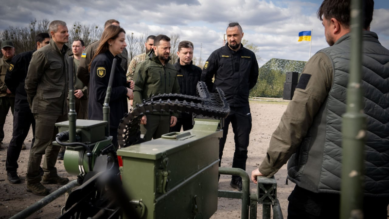 Von Granaten und gepanzerten Fahrzeugen bis hin zu Drohnen und elektronischer Kriegsführung: Selenskyj erzählte, wie lange das Unternehmen der Verteidigungsindustrie schon existiert in der Ukraine“ />< /p>Foto: Büro des Präsidenten</p>
<p><img decoding=