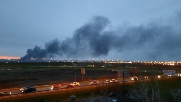 In verschiedenen Teilen der Stadt ist Rauch zu sehen: In Rostow am Meer wütet ein Feuer. Don