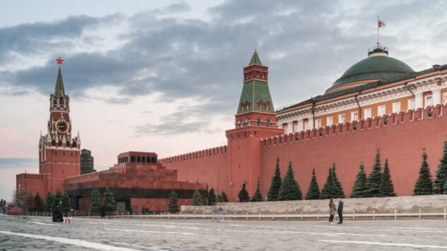 Die Verhaftung des stellvertretenden Verteidigungsministers der Russischen Föderation und Gerüchte über die Ablösung Kadyrows: Was Die Säuberungen im Kreml deuten darauf hin“ /> </p>
<p>Je näher wir der gefälschten Amtseinführung des Kreml-Diktators Wladimir Putin kommen, die für den 7. Mai geplant ist, desto mehr beginnen die Türme des Kremls zu beben. Entweder verlagert der russische Oligarch Wladimir Potanin sein Geschäft unerwartet nach China, oder das Untersuchungskomitee Russlands verhaftet die Brieftasche von Sergej Schoigu. Was bedeutet das und wozu können solche Prozesse in Russland führen — Lesen Sie weiter.</p>
<h2>Verhaftungen in Russland</h2>
<p>In der Umgebung des Bunkers begannen seltsame Prozesse. Stellvertretender Verteidigungsminister wegen Bestechung verhaftet — Timur Ivanov — Nun scheinen sie Hochverrat anzuklagen. Der Stuhl begann unter seinem Chef zu zittern — Sergej Schoigu. Sie sagen, das seien alles Tricks des Sekretärs des Sicherheitsrats der Russischen Föderation — Nikolai Patruschew — eine graue Eminenz, die für die Hinter-den-Kulissen-Intrigen des Kremls verantwortlich ist.</p>
<p><strong>Timur Iwanow</strong>, bereits im Untersuchungsgefängnis Lefortowo, — eine der Figuren, die Shoigu im Apparat des Verteidigungsministeriums der Föderation am nächsten stehen. Und auch — wichtigster korrupter Beamter dieses Apparats. Journalisten haben mehr als eine Recherche über das luxuriöse, glamouröse Leben seiner Familie durchgeführt.</p>
<p>Jetzt ansehen </p>
<p>Yachten, Hubschrauber, teure Uhren, Diamanten, Partys im Wert von mehreren zehn Millionen Rubel — Diesen schweren Luxus verdiente sich der Beamte durch die Aufsicht über den Bau des Verteidigungsministeriums. Er wärmte seine Hände insbesondere für die Wiederherstellung von Mariupol, das von Russland zerstört und erobert wurde.</p>
<blockquote>
<p>— Seine korrupte Vergangenheit und Gegenwart waren für niemanden ein Geheimnis. Tatsache ist jedoch, dass sie sich nun entschieden haben, ihn nicht nur einzusperren, sondern ihn auch anzuklagen — Dies deutet darauf hin, dass unter Schoigu, dem Amt des Verteidigungsministers, eine Untergrabung im Gange ist — sagt der russische Oppositionspolitiker und pensionierte FSB-Oberst <strong>Gennadi Gudkow.</strong></p>
</blockquote>
<p>Und noch ein interessantes Detail — Zu den engen Freunden des inzwischen in Ungnade gefallenen Beamten gehörte Putins Pressesprecher Dmitri Peskow. Man sagt, er habe Iwanows Partys nie verpasst.</p>
<p>Alles zeugt also von — Timur Iwanow, Spitzname Glamour, war ein Insider des Kremls. Plötzlich wehte der Wind der Veränderung. Und unseren Experten zufolge erwartet man in Lefortovo mehr als nur ein aufrichtiges Geständnis von ihm.</p>
<h2>Was bedeuten die Verhaftungen von Beamten in der Russischen Föderation</h2>
<p>Laut Militärexperte und ehemaligem SBU-Angestellten <strong>Ivan Stupak</strong> wird Timur Iwanow „unter Druck gesetzt, zu erzählen, wie Shoigu Geld stiehlt“.</p>
<p>— Aber das ist kein großer kompromittierender Beweis, jeder weiß, dass Shoigu nicht von „Arbeitseinkommen“ lebt, höchstwahrscheinlich werden sie versuchen, die Geschichte der Illoyalität zu berücksichtigen, dass Shoigu möglicherweise einige Gespräche mit den Oligarchen geführt hat, Gott bewahre, mit Amerikanern auf der Thema der Entmachtung Putins oder — Russland nach Putin. Und wegen Hochverrats können sie Shoigu und sein ganzes Gefolge wirklich ernsthaft bestrafen, — sagt er.</p>
<p>Um zu verstehen, wie ernst alles ist — Schauen Sie sich nur an, was Ivanov zur Gerichtsverhandlung trug. Wie man sagt, während der Parade — in Uniform und mit Befehlen. Das heißt, seine Inhaftierung wurde in eine Demonstrationsverhaftung umgewandelt. Und nach ihm wurde auch sein Freund und Geschäftspartner verhaftet. Und dann noch einer. Dabei geht es nicht mehr um die übliche Korruption in Russland, sondern um etwas mehr.</p>
<p>Putins neuerdings loyale Funktionäre werden höchstwahrscheinlich ein Wolfsticket erhalten. Und hier ist es interessant — Wer steckt hinter all dem und wofür oder für wen macht er den Weg frei?</p>
<h2>Wer steckt hinter den Verhaftungen russischer Beamter</h2>
<p>Als Politikwissenschaftler <strong>Vadim Denisenko</strong> sagt, vor anderthalb Monaten kam es in Russland zu etwas, das man einen „Mini-Staatsstreich“ nennen kann.</p>
<p>— Tatsächlich besiegten einerseits die Patrushev-Gruppe, die die FSB-Offiziere und Sicherheitskräfte im Allgemeinen beaufsichtigt, und die Chemizov-Gruppe, das ist Rostec, das ist der gesamte militärisch-industrielle Komplex der Russischen Föderation, de facto alle die anderen Gruppen, die heute um Putin herum existieren, — sagt er.</p>
<p>Alles passt. Der verhaftete Iwanow hatte trotz seiner starken Position in der Regierung und seiner einflussreichen Gönner seit langem Probleme mit dem FSB. Sie schienen belastende Beweise gegen den dortigen Beamten zu haben. Und dann haben wir es geschafft.</p>
<p>Der Sicherheitsclan zeigte sich zuletzt sehr unzufrieden mit dem wachsenden Einfluss der Armee. Also fing ich an zu putzen. Darüber hinaus ist dies nur die Spitze des Eisbergs, was als nächstes passieren wird, wie sie sagen.</p>
</p>
<h2>Wozu könnte das führen?</h2>
<p>Wie Ivan Stupak Notizen, eine Umverteilung kann beispielsweise in der Generalstaatsanwaltschaft erfolgen.</p>
<p>— Sie könnten dort den Generalstaatsanwalt Krasnow absetzen, ich schließe nicht aus, dass sie auch den Innenminister Kolokoltsev seines Amtes entheben könnten, mit der Begründung „nicht mit <b></b> klargekommen zu sein“.Crocus Holom“, konnte nicht verhindern und so weiter. „Wir gehen davon aus, dass der FSB tatsächlich sehr stark wächst und alle Schlüsselpositionen besetzt, das ist bisher noch nicht geschehen, aber es gibt einen solchen Trend“, sagte er. fügt er hinzu.</p>
<p>Der russische Sicherheitsratssekretär Nikolai Patruschew wird zum Ideologen der Säuberungen und zur Schlüsselfigur in der Kreml-Gruppe. Offenbar bestimmt er nun die Personalpolitik des Kremls.</p>
<p>Die Hegemonie der Sicherheitskräfte ist jedoch nicht endgültig. Und trotz der Stärkung der Linie des pro-Putin-FSB geht der Krieg der Kremltürme weiter.</p>
<h2>Kremltürme</h2>
<p>Jetzt gibt es in Russland sechs davon, sagt Denisenko. </p>
<p>— 5 für heute: Das sind die Sicherheitskräfte, Rostec, das ist die Rosneft-Gruppe, die sich in eine Ressourcenbasis verwandelt hat, das ist die Gazprom- oder Gasarbeitergruppe, die sich in eine Ressourcenbasis verwandelt hat, das ist eine Gruppe, die es sein kann bedingt Technokraten genannt, Mischustin, Kirijenko, Nabiulina, jetzt hat es sich tatsächlich aufgelöst, nun, es gab einmal eine Gruppe der Familie Jelzin, aber sie wurde praktisch zerstört, — sagt er.</p>
<p>Somit sichern sich nun diejenigen, die über Sicherheitskräfte verfügen, einen Platz an der Sonne. Und den traditionellen Krieg der Türme, den es zuvor in Putins Kreis gab, gibt es nicht mehr. Laut Ivan Stupak sind es nun das Verteidigungsministerium, die russische Nationalgarde, der FSB, die alle diese Kräfte und Gremien kontrollieren, sowie das Innenministerium. Dies sind die Strukturen, die anderen hochrangigen Beamten der Russischen Föderation den Krieg aufzwingen werden.</p>
<p>Und durch einen seltsamen Zufall tauchen vor Ivanovs Verhaftung Informationen über einen anderen möglichen Ersatz auf — Putins treue Marionette<strong>Ramsan Kadyrow</strong>, für den angeblich ein Erbe vorbereitet wird.</p>
<p><img decoding=