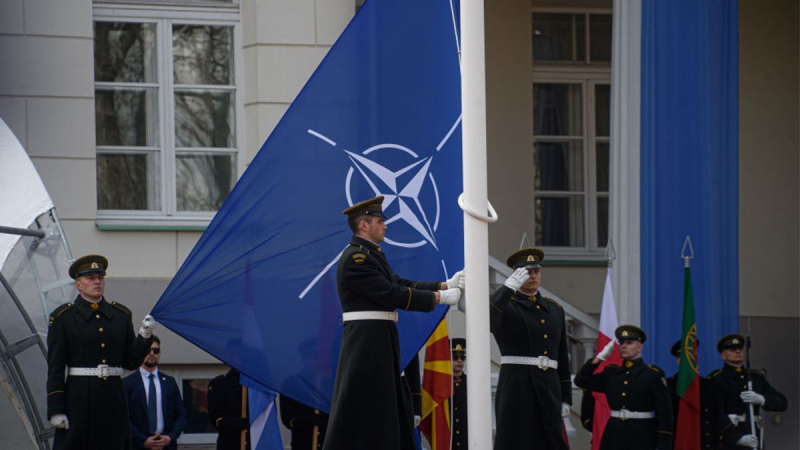 Präsident Rumäniens oder Premierminister Niederlande: Die Vereinigten Staaten haben Kandidaten für das Amt des NATO-Generalsekretärs benannt“ /></p>
<p>Ein Soldat hisst die NATO-Flagge/Getty Images</p>
<p _ngcontent-sc91 class=