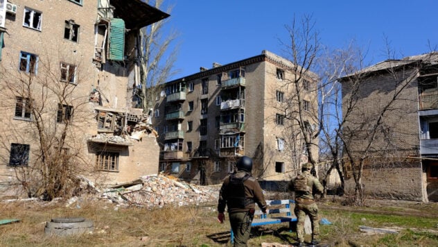 Russland beschießt Chasov Jar mit KABs, aber am Rande der Stadt gibt es keine Besatzer „Vertreter des OSGV Khortytsia“/></p>
<p>Die Situation rund um die Stadt Chasov Yar in der Region Donezk ist komplex, aber das ukrainische Militär beobachtet die Situation. Weder in der Stadt selbst noch in ihrem Umland gibt es russische Besatzer.</p>
<p>Der Vertreter der operativ-strategischen Gruppe der Streitkräfte (OSGV) Khortitsa, Oberstleutnant Nazar Voloshin, erklärte dies in der Sendung des nationalen Telethons Unified News.</p>
<h2>Die Situation in Chasovoy Yar</h2>
<blockquote >
<p>— Der Feind nutzte sowohl heute als auch gestern seinen Vorteil in der Luft, bei Raketen und bei großkalibrigen Artillerielieferungen, und er versucht, sein Ziel zu erreichen — Zugang zu den Grenzen der Region Donezk. Die Taktik des Feindes bleibt unverändert — eine große Anzahl von Infanterie- und Angriffsaktionen. Insbesondere Angriffsgruppen fahren in Infanterie-Kampffahrzeugen, greifen sowohl mit Artillerie- als auch mit Luftunterstützung an und bombardieren ukrainische Stellungen mit CABs, — sagte er.</p>
</blockquote>
<p>Der Vertreter des OSGV Khortitsa fügt hinzu, dass <strong>die Besatzer von Zeit zu Zeit eine beträchtliche Menge Artillerie in Richtung der Stadt ziehen</strong>, obwohl die Tatsache, dass die ukrainischen Truppen auf den Feind mit Gegenbatteriekämpfen reagieren.</p>
<p>Jetzt beobachten sie </p>
<p>Ihm zufolge begleitet der Feind die Angriffe mit Unterstützung seiner Luftfahrt, es werden Angriffe durchgeführt mit gelenkten Fliegerbomben (KAB). Woloschin fügt hinzu, dass die meisten dieser Bomben auf Chasov Yar fallen, was die Infrastruktur der Stadt zerstört.</p>
<blockquote>
<p>— Die Situation ist schwierig, aber kontrollierbar. Es gibt keinen Feind, weder in der Stadt selbst noch am Stadtrand, — fasste er zusammen.</p>
</blockquote>
<p>Wir erinnern uns, dass der Oberbefehlshaber der ukrainischen Streitkräfte, Alexander Syrsky, in seiner Botschaft vom 6. April sagte, dass die Stadt Chasov Yar weiterhin unter Kontrolle sei der ukrainischen Streitkräfte, und alle Versuche des Feindes, in das besiedelte Gebiet vorzudringen, sind gescheitert </p>
</p></p>
<!-- relpost-thumb-wrapper --><div class=