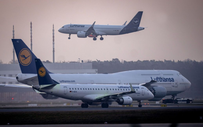 Lufthansa-Fluggesellschaft annulliert eine Reihe von Flügen: Was ist der Grund? /></p>
<p><strong>Die Sicherheitslage im Nahen Osten hat die Fluggesellschaft gezwungen, Flüge in einige Städte zu streichen.</strong></p>
<p >Die Lufthansa Group, Deutschlands Flaggschiff-Fluggesellschaft, sowie Schweizer und österreichische Fluggesellschaften haben aufgrund des jüngsten Angriffs des Iran auf Israel Flüge in einige Städte im Nahen Osten eingestellt.</p>
<p>Dies wird von Reuters berichtet.</p >
<p>Mindestens bis Dienstag, 16. April, sind die Flüge nach Amman (Jordanien), Erbil (Irak) und Tel Aviv (Israel) ausgesetzt.</p>
<p>Außerdem sind bis Donnerstag, 18. April, Flüge nach Beirut (Libanon) und Teheran (Iran).</p>
<p>Das Unternehmen wies außerdem darauf hin, dass es den iranischen Luftraum während der Beschränkungen nicht nutzen werde und versicherte, dass es die Sicherheitslage im Nahen Osten ständig beurteile und in engem Kontakt stehe mit den Behörden der genannten Länder.</p>
<p>Der Luftraum über Israel, Jordanien und Irak bleibt offen.</p>
<p>Erinnern Sie sich daran, dass die französische Botschaft in Teheran ihre Bürger aufgefordert hat, von Reisen in den Iran abzusehen in den kommenden Tagen.</p>
<h4>Verwandte Themen:</h4>
<p>Weitere Neuigkeiten</p>
<!-- relpost-thumb-wrapper --><div class=