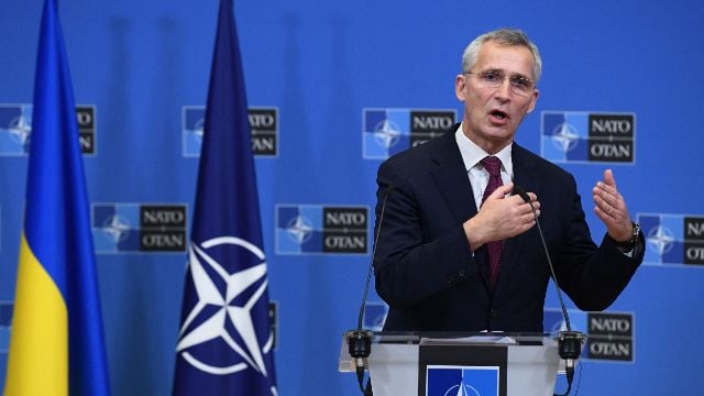 Die NATO reagierte auf die Annahme der US-Militärhilfe: Dies ist die Sicherheit von uns allen.“ /></p >
<p>NATO-Generalsekretär Jens Stoltenberg begrüßte die Abstimmung im Repräsentantenhaus, durch die ein Paket militärischer Hilfe für die Ukraine im Wert von mehr als 60 Milliarden US-Dollar verabschiedet wurde.</p>
<p> Darüber schrieb der Politiker auf seinem X (ehemals Twitter).</p>
<p>Der Politiker schrieb darüber auf seinem X (ehemals Twitter).</p>
<blockquote>
<p>– Die Ukraine setzt Waffen ein, die von bereitgestellt werden NATO-Verbündete zerstören die militärischen Fähigkeiten Russlands. „Das garantiert uns allen in Europa und Nordamerika mehr Sicherheit“, sagte er. schrieb Stoltenberg.</p>
</blockquote>
<h2>Das Repräsentantenhaus verabschiedete ein Militärpaket für die Ukraine</h2>
<p>Am 20. April unterstützte das Repräsentantenhaus mit Mehrheitsbeschluss den Gesetzentwurf zur Zuteilung von Militärhilfe für Kiew.</p>
<p>Wird gerade beobachtet. </p>
<p >Jetzt wird das Dokument zur Prüfung an den Senat und dann zur Unterzeichnung an den Präsidenten der Vereinigten Staaten, Joe Biden, geschickt.</p>
<h2>US-Militärhilfe — Bidens Reaktion</h2>
<p>Der Chef des Weißen Hauses, Joe Biden, lobte die Entscheidung, für die er sich seit Anfang 2024 persönlich einsetzt.</p>
<p>Er wies darauf hin, dass die Kongressabgeordneten damit ein klares Zeichen für Amerika gesetzt hätten Führung auf der internationalen Bühne.</p>
<h2>US-Militärhilfe — Selenskyjs Reaktion</h2>
<p>Präsident Wladimir Selenskyj wandte sich mit Worten des Dankes an seine amerikanischen Partner.</p>
<p>Er äußerte die Hoffnung, dass der US-Senat den vereinbarten Gesetzentwurf umgehend zur Unterzeichnung an Biden weiterleiten wird.</p>
<p>Außerdem versicherte das Staatsoberhaupt, dass die Unterstützung Washingtons sehr bald an der Front zu spüren sein werde, wo die Verteidigungskräfte für die Werte Freiheit und Demokratie kämpfen.</p>
</p>
<p>< /p></p>
<!-- relpost-thumb-wrapper --><div class=