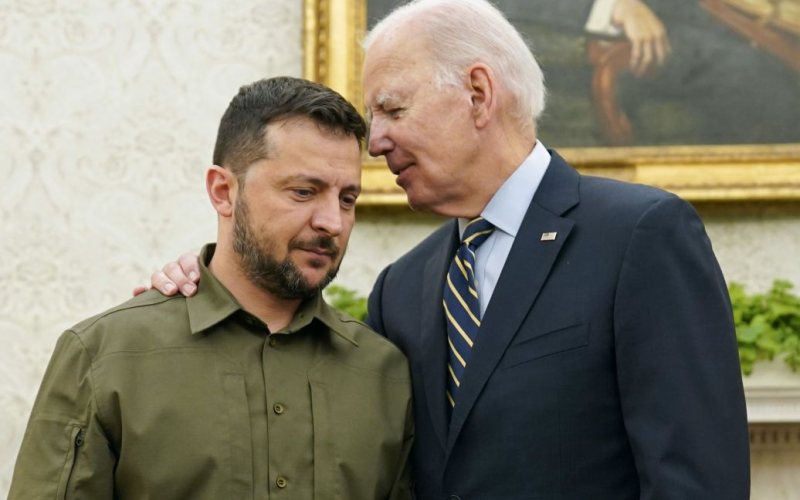 Biden hat es versprochen Selenskyj bezüglich der Hilfe für die Ukraine“ /></p>
<p><strong>Die Vereinigten Staaten kündigten erhebliche Unterstützung für Kiew an.</strong></p>
<p><strong>US-Präsident Joe Biden</strong> während <strong>Telefongespräch mit dem ukrainischen Präsidenten Wladimir Selenskyj</strong>versprach, dass er „schnell handeln“ würde, um der Ukraine neue Militärhilfe zu schicken, die vom Repräsentantenhaus angenommen wurde.</p>
<p>Er schreibt darüber BBC.</p>
<p>Es wird darauf hingewiesen, dass Biden Kiew „erhebliche“ Unterstützung versprochen hat, einschließlich der Stärkung der Luftverteidigung. Die Zusage erfolgte insbesondere nach der Zerstörung eines Fernsehturms in Charkow durch russische Angriffe.</strong></p>
<p>Biden sagte außerdem, dass seine Regierung „sich weiterhin dazu verpflichtet hat, die Ukraine bei der Verteidigung ihrer Freiheit zu unterstützen“. Russische Aggression.“</p>
<p>Gleichzeitig warnte Selenskyj, dass Russland wahrscheinlich versuchen werde, vor dem 9. Mai große Erfolge auf dem Schlachtfeld zu erzielen.</p>
<p>Er deutete an, dass Moskau versuchen könnte, die Macht zu ergreifen Die Stadt Chasov Jar in der Region Donezk.</p>
<p>Der Chef des ukrainischen Geheimdienstes, Kirill Budanov, äußerte sich ebenfalls zur schwierigen Situation. Er gab zu, dass die Faszination der Russen für Awdejewka ein „bedeutender Erfolg“ für die Besatzer gewesen sei. Aber er sagte, dass sich die Situation auf dem Schlachtfeld für die Ukraine in den kommenden Wochen zwar verschlechtern könnte, sie aber nicht „katastrophal“ sein würde.</p>
<p>„<em>Es wird kein Harmagedon geben“, fügte er hinzu. </em> p> </p>
<p>Erinnern Sie sich daran, dass das US-Repräsentantenhaus am Samstag, dem 20. April, <strong>einen Gesetz zur Unterstützung der Ukraine</strong> in Höhe von fast 61 Milliarden US-Dollar verabschiedet hat.</p>
<h4>Ähnliche Themen: </h4>
<p>Weitere Neuigkeiten</p>
<!-- relpost-thumb-wrapper --><div class=