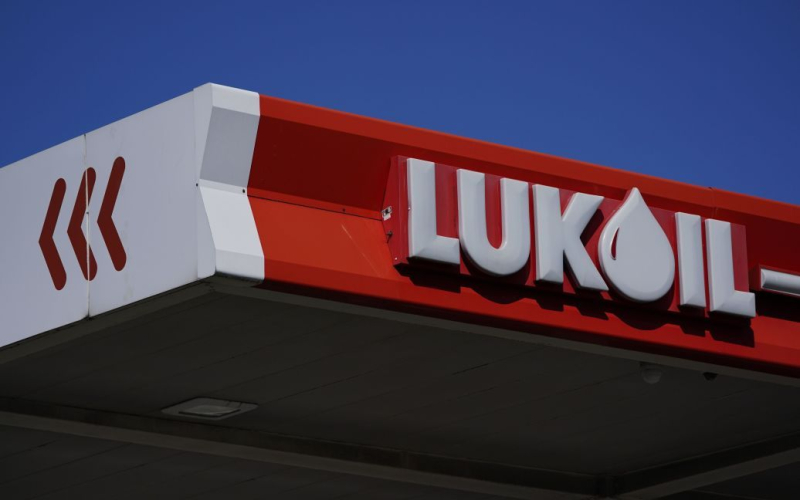 Die Drohne ist abgestürzt nahegelegenes Öldepot „Lukoil“ in der Region Moskau – rossmi“ /></p>
<p><strong>Das Gerät erreichte das Ziel nicht.</strong></p>
<p>Ein unbekanntes UAV fiel in die Luft Bereich eines Öldepots in der Region Moskau. Es könnte sich in den Bäumen verfangen haben.</p>
<p>Der russische Telegrammsender BAZA schreibt darüber.</p>
<p>Wie bereits erwähnt, wurde am Nachmittag des 4. April eine Drohne vom Typ Flugzeug in einem entdeckt Feld 150 Meter von einem Öltanker der Basis Lukoil Novoselki entfernt.</p>
<p>„Der Flügel des UAV wurde abgerissen, es explodierte nicht, vielleicht blieb das Gerät mit dem Flügel in den Bäumen hängen und erreichte das Ziel nicht.“ schreiben die Russen.</p>
<p>Nach Angaben von „Bases“ wurden FSB-Beamte zum Ort des Drohnenabsturzes gerufen. Sprengstoffexperten zerstörten es am Abend desselben Tages.</p>
<p>Erinnern Sie sich daran, dass in der Nacht des 5. April Drohnen Russland besuchten. Das russische Verteidigungsministerium gab das Abfangen und Abschießen von 53 Drohnen bekannt.</p>
<h4>Verwandte Themen:</h4>
<p>Weitere Nachrichten</p>
<!-- relpost-thumb-wrapper --><div class=