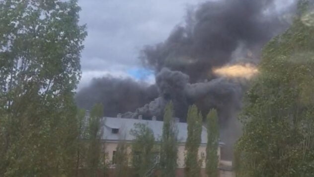 In einem Maschinenbauwerk in Woronesch brach ein gewaltiger Brand aus: Es gibt Tote