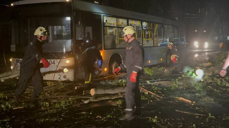 Ein Zyklon zieht auf die Ukraine zu: Saporoschje und Kriwoj Rog kämpfen bereits mit den Folgen des schlechten Wetters