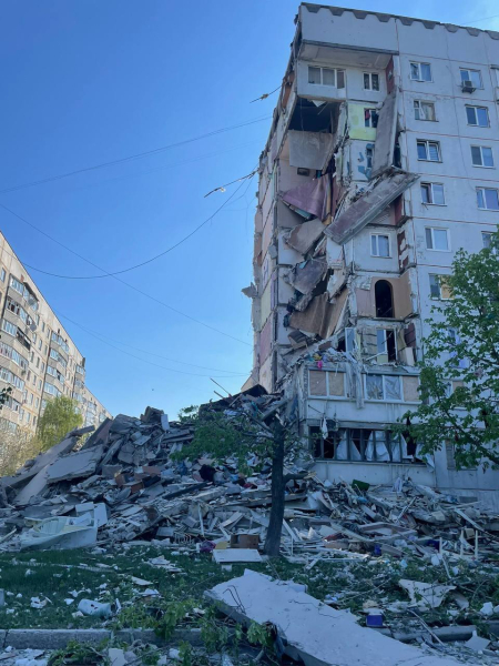 Russische Föderation Einschlag auf 9-stöckiges Gebäude in Woltschansk: Ein Mann starb, zwei weitere Menschen wurden verletzt. Foto: Polizei der Region Charkiw </p>
<p> < p>Durch den Beschuss wurde der dritte Eingang eines neunstöckigen Gebäudes zerstört und das Dach des zweiten Eingangs teilweise beschädigt. Zwei Bewohner wurden aus der Wohnung entlassen.</p>
<p>Die Ermittler eröffneten ein Strafverfahren gemäß Teil 2 der Kunst. 438 (Verstoß gegen die Gesetze und Bräuche des Krieges) des Strafgesetzbuches der Ukraine.</p>
<p>Jetzt inspiziert die Polizei den Ort des Vorfalls, sammelt materielle Beweise und dokumentiert die Folgen eines weiteren Verbrechens des russischen Militärs .</p>
</p></p>
<!-- relpost-thumb-wrapper --><div class=