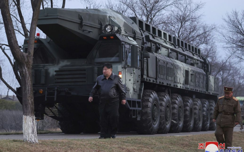 Der Führer der DVRK überwachte den Abschuss einer neuen ballistischen Rakete, die einen Atomsprengkopf tragen kann