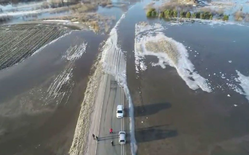 Großflächige Überschwemmungen in russischen Regionen: Tausende Häuser stehen bereits unter Wasser (Video)