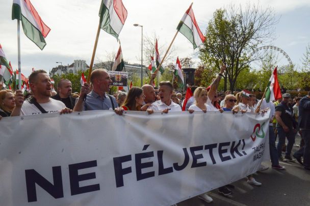 Die Proteste vieler Tausender in Budapest nehmen Fahrt auf: Ungarn fordern Orbans Rücktritt