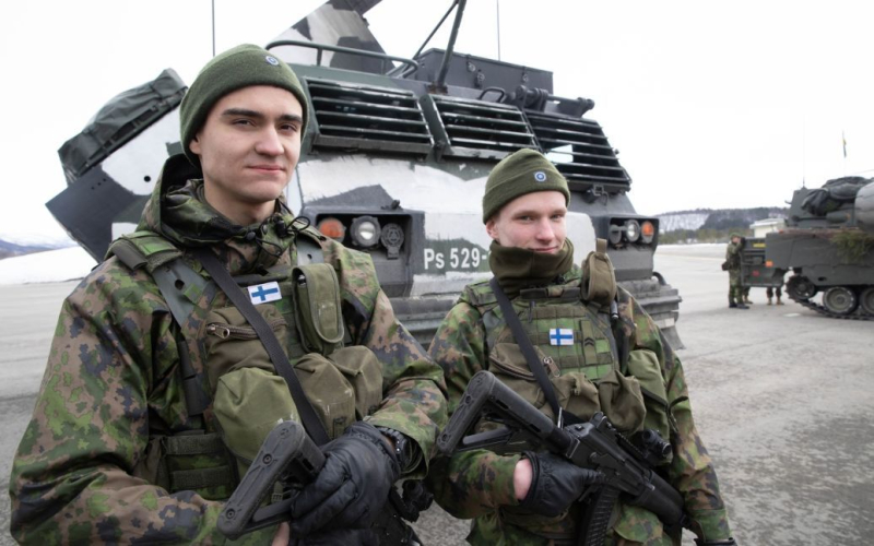 Die NATO wird dirigieren Militärübungen nahe der Grenze zu Russland“ /></p>
<p><strong>Etwa 20.000 Militärangehörige werden an den Übungen teilnehmen.</strong></p>
<p>In Finnland, nahe der Grenze zu In Russland werden von April bis Anfang Juni Übungen mit dem <strong>NATO</strong>-Militär abgehalten, an denen etwa 20.000 Militärangehörige teilnehmen werden.</p>
<p>Die finnischen Landstreitkräfte berichteten darüber. </p>
<p>Die Militärübungen werden aus mehreren Etappen bestehen.</p>
<p>So findet vom 26. April bis 14. Mai im Dorf Niinisalo die internationale Übung „Strela 24“ unter der Führung einer Panzerbrigade statt. An den Übungen werden rund 300 Teilnehmer teilnehmen – Verbündete aus Großbritannien, Lettland und Estland. Bei den Übungen werden gemeinsame Einsätze mit Luftunterstützung geübt.</p>
<p>Vom 14. bis 23. Mai findet in der Stadt Lahti die Luftverteidigungs-Kampfübung Adex 1/24 statt. An den Übungen werden etwa 1.700 Militärangehörige der Luftwaffenschule, der Karelischen Brigade, der Panzerbrigade, der Ranger-Brigade, des Uta-Eisregiments, der Landmilitärschule, des Generalstabs und des Grenzschutzes teilnehmen. Etwa die Hälfte der Teilnehmer sind Wehrpflichtige. Etwa 250 Soldaten der deutschen Verbündeten werden teilnehmen.</p>
<p>König der Frühjahrsübungen wird die internationale Kampfübung „Northern Forest 24“ sein, die vom 26. bis 31. Mai auf dem Truppenübungsplatz Rovajärvi stattfindet. Rund 4.500 Finnen, 2.000 Amerikaner und 400 Norweger werden an der größten inländischen Verteidigungsübung des Frühsommers teilnehmen.</p>
<p>Hubschrauber der britischen und US-amerikanischen Streitkräfte werden vom 24. April bis 7. Juni an der NATO-Übung teilnehmen 2024. Die Übungen werden in Süd- und Nordfinnland stattfinden. Die Aktivitäten werden sich auf die Trainingsgebiete der finnischen Streitkräfte konzentrieren.</p>
<p>Hubschrauberflugeinsätze sind Teil der Gesamtausbildung der Armee während der Übung.</p>
<p>Denken Sie daran, dass die <strong>NATO den Bau plant ein Hauptquartier der Bodentruppen der Allianz in Südfinnland – etwa 100 km von der Grenze zu Russland entfernt.</strong></p>
<h4>Verwandte Themen:</h4>
<p>Weitere Nachrichten</p>
<!-- relpost-thumb-wrapper --><div class=