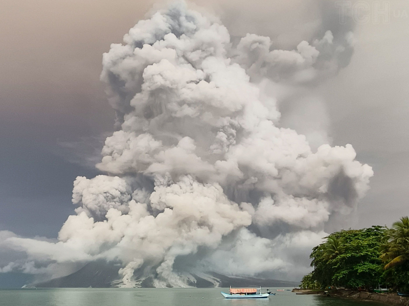  Nach Angaben des staatlichen Flugsicherungsanbieters AirNav Indonesia haben die Luftfahrtbehörden des Landes den internationalen Flughafen Sam Ratulangi in der Provinzhauptstadt Manado wegen „Ruang-Vulkanasche“ geschlossen. Der Flughafen liegt mehr als 100 Meter vom Vulkan entfernt.</p>
<p>Indonesien liegt am „Pazifischen Feuerring“ und hat 142 Vulkane. Indonesien hat die größte Bevölkerung der Welt. Etwa 8,6 Millionen Menschen leben im Umkreis von 10 km um den Vulkan. In den letzten Jahren kam es im Land zu mehreren Vulkanausbrüchen. Im Dezember 2023 kamen bei einem Ausbruch an den Hängen des Mount Marapi auf der Insel Sumatra mindestens elf Touristen ums Leben. Im Jahr zuvor brach der Vulkan Semera aus, was zur Evakuierung von mehr als 1.000 Menschen führte.</p>
<h4>Verwandte Themen:</h4>
<p>Weitere Nachrichten</p>
<!-- relpost-thumb-wrapper --><div class=