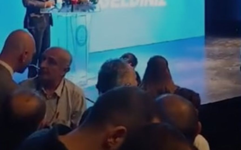 Politiker brach sich die Nase 76 - Sommerrivale – Video“ /></p>
<p><strong>Er schlug ihm mit dem Kopf ins Gesicht.</strong></p>
<p>Ein Politiker in der Türkei brach seinem Gegner durch einen Kopfstoß die Nase ihm im Wahlkampf ins Gesicht.</p>
<p>NTK schreibt darüber.</p>
<p>Alpaslan Karaaslan griff den 76-jährigen Zülfikar Bal in der Wahlnacht in der Stadt Bursa an.</p>
<p>Alpaslans gewalttätiges Verhalten wurde bei der überfüllten Veranstaltung vor der Kamera festgehalten. Während sich der Redner von der Bühne aus an die Menge wendet, sieht man, wie sich der Politiker Balu nähert. Karaaslan sagt dem anderen etwas ins Ohr und schlägt ihm dann plötzlich mit der Stirn auf die Nase. Die Leute, die in der Nähe stehen, seufzen geschockt und Bal springt vor Schmerzen zurück.</p>
<p><em><strong>Achtung! Das Video zeigt Gewaltszenen!</strong></em></p>
<p><iframe class=