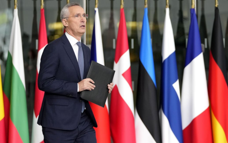 Hilfe von NATO-Verbündeten ist unterwegs – Stoltenberg“ /></p>
<p><strong>Nach Durchsicht der Liste der verfügbaren Luftverteidigungssysteme wurden Systeme identifiziert, die der Ukraine möglicherweise zur Verfügung stehen.</strong></p >
<p >Mehrere NATO-Verbündete haben konkrete Ankündigungen zur Lieferung weiterer Luftverteidigungssysteme und anderer militärischer Ausrüstung an die Ukraine gemacht. Hilfe ist unterwegs.</p>
<p>Der Generalsekretär der Allianz, Jens Stoltenberg, berichtete Ukrinform auf einer Pressekonferenz im Anschluss an den Ukraine-NATO-Notstandsrat darüber.</p>
<p>Ihm zufolge wurden nach Durchsicht der Liste der verfügbaren Luftverteidigungssysteme Systeme ermittelt, die der Ukraine möglicherweise zur Verfügung stehen identifiziert.< /p> </p>
<p>„Ich erwarte sehr bald neue Ankündigungen zur Lieferung von Flugabwehrwaffen an die Ukraine … Jeder der Verbündeten wird entscheiden, was er liefern möchte. Die sieben Verbündeten haben während des Treffens konkrete Zusagen gemacht, und ich hoffe, dass diese Beiträge bald abgeschlossen werden. Hilfe ist unterwegs“, betonte Jens Stoltenberg.</p>
<p>Der NATO-Generalsekretär stellte fest, dass nach dem Bericht von Präsident Selenskyj über die Lage auf dem Schlachtfeld und den dringenden Bedarf der Ukraine an mehr Luftverteidigungssystemen die Verteidigungsminister des Bündnismitglieds Die Länder einigten sich darauf, diese Lieferungen zu erhöhen und weitere militärische Hilfe zu leisten.</p>
<p>Jens Stoltenberg verwies auf die Bemühungen Deutschlands, die beschlossen haben, der Ukraine zusätzliche Patriot-Systeme zu liefern. Zusätzlich zu diesen Systemen können die Alliierten andere Arten von Waffen liefern, darunter SAMP/T-Luftverteidigungssysteme. Verbündete, die nicht über Luftverteidigungssysteme verfügen, erklärten sich bereit, den Kauf solcher Systeme für die Ukraine finanziell zu unterstützen.</p>
<p>Ihm zufolge steigern die NATO-Staaten die Produktion und Modernisierung von Luftverteidigungssystemen. Darüber hinaus haben die Verteidigungsminister bei ihrem heutigen Treffen viele andere dringende Bedürfnisse der Ukraine angesprochen, insbesondere die Lieferung von 155-mm-Artilleriemunition, Präzisionsangriffswaffen und Drohnen.</p>
<p>Stoltenberg erinnerte auch daran, dass Dänemark diese Woche einen neuen Beitrag zur Militärhilfe für die Ukraine geleistet hat, die Niederlande die Bereitstellung von Militärhilfe in Höhe von 4 Milliarden Euro angekündigt haben und die Tschechische Republik bestätigt hat, dass sie im Rahmen der Lieferinitiative bereits eine halbe Million Artilleriegeschosse bestellt hat Munition für die Ukraine.</p>
<p>Der NATO-Generalsekretär äußerte die Hoffnung, dass der US-Kongress morgen ohne unnötige Verzögerung ein Hilfsgesetz für die Ukraine verabschieden wird.</p>
<p>„Die Ukraine nutzt die von uns bereitgestellten Waffen, um Russland zu vernichten.“ Die militärischen Fähigkeiten machen uns alle sicherer. Daher ist die Unterstützung der Ukraine keine Wohltätigkeit, sondern eine Investition in unsere eigene Sicherheit.</p>
<p>Wir möchten Sie vor dem dringenden Treffen des Auf der Ebene der Verteidigungsminister wandte sich der ukrainische Präsident Wladimir Selenskyj an die Teilnehmer und verwies auf die dringende Notwendigkeit der Luftverteidigung, um „Putin auf den Boden der Tatsachen zu holen“.</p>
<h4>Verwandte Themen:< /h4>Weitere Neuigkeiten</p>
<!-- relpost-thumb-wrapper --><div class=