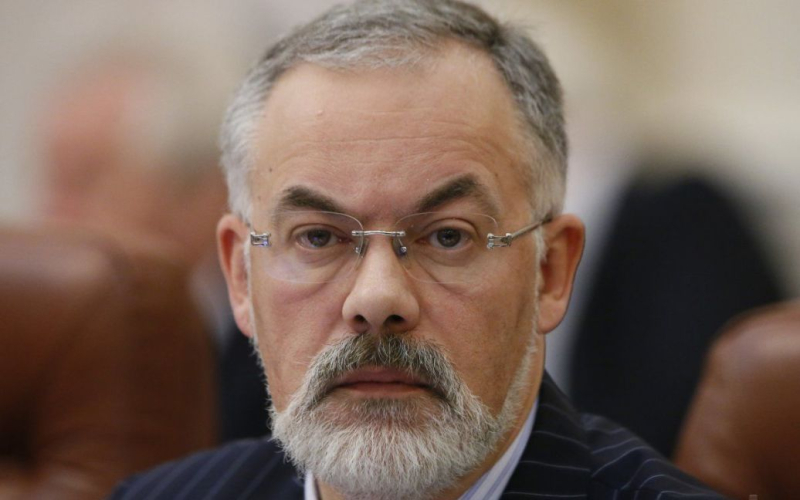 Verräter Tabachnik erhielt eine Medaille für seine Teilnahme an der „SVO“ (Foto)“ /></p>
<p><strong>Der Verräter wurde in Abwesenheit in der Ukraine zu 15 Jahren Gefängnis verurteilt</strong></p>
<p>< p>Der ehemalige Minister der Ukraine während der Janukowitsch-Ära, der Verräter und Flüchtling Dmitri Tabachnik, erhielt eine Medaille für die Teilnahme an der sogenannten „SVO“.</p>
<p>Dies berichtet der russische Telegram-Kanal „Spy Dossier“. ”.</p>
<p>Es wird darauf hingewiesen, dass die Medaille vom Oberbefehlshaber der russischen Bodentruppen, Armeegeneral Oleg Saljukow, persönlich überreicht wurde.</p>
<p>Selbst Propagandisten verstanden nicht, wofür Dienstleistungen Tabachnik erhielt die Auszeichnung. Ihren Informationen zufolge war der Verräter nur einmal im besetzten Gebiet – als er seinen Mitarbeiter Balitsky besuchte, „um Berater zu werden.“</p>
<p>„Seitdem beteiligt er sich „im Norden“. Militärbezirk“ entweder von seinem Zuhause in einem Vorort von Moskau oder von Israel, dessen Staatsbürger er ist“, heißt es in der Nachricht.</p>
<p><img decoding=