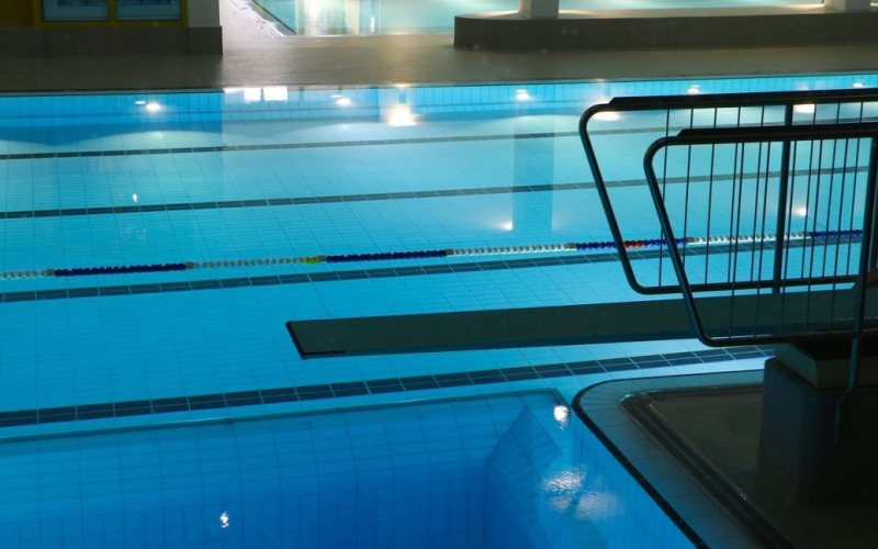 Tückisches Sprungbrett: Ein Athlet stürzte bei der Eröffnung des olympischen Schwimmbeckens in Paris (Video)