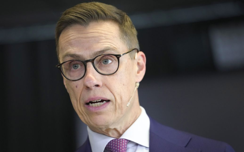 Der finnische Präsident ernannt der beste Weg, einen Krieg zu vermeiden“ /></p>
<p><strong>Die Rhetorik des Westens ist laut Stubb in letzter Zeit ziemlich aggressiv geworden.</strong></p>
<p>Schweden und Finnland, die Finnlands Präsident Alexander Stubb sagte am Dienstag, dem 24. April, in Stockholm, dass die beiden neuesten NATO-Mitglieder eine wichtige Rolle bei der Aufrechterhaltung des Friedens und der Reduzierung der Kriegsrhetorik spielen und sich darauf vorbereiten sollten.</p>
<p>Euractiv schreibt darüber.</p>
<p>Stubb, der zu einem offiziellen Besuch in Stockholm war, nutzte die Gelegenheit, um Verteidigungsfragen zu diskutieren, einschließlich der aktuellen militärischen Rhetorik des Westens, die seiner Meinung nach in letzter Zeit ruhig geworden ist aggressiv.</p>
<p>„Der beste Weg, einen Krieg zu vermeiden, besteht darin, weniger zu reden und sich mehr vorzubereiten“, sagte Stubb. „Ich glaube, dir geht es genauso.“ Das ist durchaus verständlich. Unsere Bildschirme sind voller Kriege in Europa und im Nahen Osten.“ Aber er fügte hinzu, dass diese Rhetorik leicht das Sicherheitsgefühl und den Glauben an die Zukunft jüngerer Generationen untergraben könnte.</p>
<p>Laut Stubb spielen „Finnland und Schweden eine wichtige Rolle bei der Förderung des Friedens“, und stellte fest, dass, obwohl „ es klingt paradox“, aber deshalb „wollen wir eine starke Armee haben und deshalb sind wir der NATO beigetreten.“</p>
<p>Beide Länder beantragten nach dem Einmarsch Russlands in die Ukraine im Jahr 2022 den Beitritt zur NATO, wurden aber Vollmitglieder unterschiedliche Zeiten Zeit – im April 2023 in Finnland und im März dieses Jahres in Schweden. Stubb fügte hinzu, dass beide Länder Mitglieder des Bündnisses seien und eine gemeinsame Sache und ein gemeinsames Schicksal hätten.</p>
<p>Er wies außerdem darauf hin, dass Schweden und Finnland nun eine Schlüsselrolle bei der NATO-Verteidigung in der Ostsee, der Arktis usw. spielen werden Die Grenze zu Russland. </p>
<p><strong>Erinnern Sie sich daran, dass der finnische Präsident Alexander Stubb kürzlich betonte, dass der russische Präsident-Diktator Wladimir Putin nur die Sprache der Gewalt versteht. Daher ist der einzige Weg, Frieden in der Ukraine zu erreichen, auf dem Schlachtfeld.</p>
<h4>Verwandte Themen:</h4>
<p>Weitere Nachrichten</p>
<!-- relpost-thumb-wrapper --><div class=