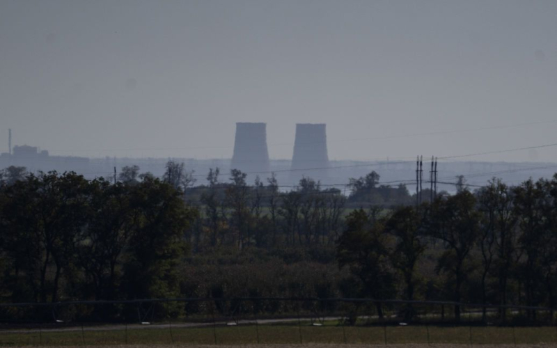 Russland spielt ein gefährliches Spiel: die Vereinigten Staaten über den Vorfall im Kernkraftwerk Saporischschja /strong></p>
<p>In den <strong>USA</strong> beobachten wir aufmerksam die Situation im Kernkraftwerk Zaporozhye, wo der Absturz von zwei UAVs registriert wurde.</p>
<p>Dies erklärte der Sprecher des US-Außenministeriums, Matthew Miller, berichtet <strong>Ukrinform</strong>.</p>
<p >Er wies darauf hin, dass die Vereinigten Staaten die Russische Föderation auffordern, keine gefährlichen Spiele zu spielen und die Kontrolle über das Atomkraftwerk zu übertragen Kraftwerk in die Ukraine.</p>
<p>„Wir sind mit Berichten über einen UAV-Angriff auf das Kernkraftwerk Zaporozhye vertraut. Wir überwachen weiterhin die Bedingungen an der Station, einschließlich offizieller Berichte der IAEA, die glücklicherweise zur Kenntnis genommen wurden.“ dass der Schaden infolge des UAV-Angriffs die nukleare Sicherheit nicht gefährdete“, bemerkte Miller.</p>
<p>Gleichzeitig betonte er: „Russland spielt ein sehr gefährliches Spiel, indem es das ukrainische Atomkraftwerk erobert. Dies ist das größte in Europa.</p>
<p>In diesem Zusammenhang forderte er Russland auf, seine Truppen aus dem Kraftwerk abzuziehen und die Kontrolle an die zuständigen ukrainischen Behörden zurückzugeben sowie alle Maßnahmen zu unterlassen, die dazu führen könnten zu einem nuklearen Vorfall in der Station.</p>
<p>Wir möchten Sie daran erinnern, dass bereits zuvor berichtet wurde, dass die <strong>IAEA die Folgen von Drohnenangriffen auf das Kernkraftwerk Saporischschja geklärt hat</strong>.</p>
<p>Darüber hinaus haben wir zuvor darüber berichtet, dass die<strong>Invasoren die Ukraine vom besetzten Kernkraftwerk Saporischschja aus beschießen</strong>.</p>
<h4>Ähnliche Themen:</h4>
<p>Weitere Nachrichten</p>
<!-- relpost-thumb-wrapper --><div class=