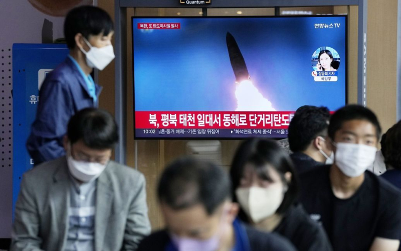 Nordkorea gestartet ballistische Rakete ins Japanische Meer“ /></p>
<p><strong>Die Raketen flogen etwa 300 km.</strong></p>
<p><strong>Nordkorea</strong>on Am Montag, 22. April, feuerten mehrere ballistische Kurzstreckenraketen auf die Ostküste des Japanischen Meeres.</p>
<p>Dies berichtet Reuters unter Berufung auf die südkoreanische Armee.</p>
<p >Die japanische Regierung und ihre Küstenwache sagten außerdem, Nordkorea habe scheinbar eine ballistische Rakete abgefeuert.</p>
<p>Der südkoreanische Generalstab sagte, er vermute, dass Pjöngjang in der Nähe seiner Hauptstadt mehrere ballistische Kurzstreckenraketen abgefeuert habe. Die Raketen flogen etwa 300 Kilometer weit und fielen ins Meer.</p>
<p>Yonhap berichtet, dass dieser Start einer nordkoreanischen ballistischen Rakete der erste seit dem Test einer neuen ballistischen Mittelstreckenwaffe mit einem Hyperschallsprengkopf war.</p>
<p>Es wird darauf hingewiesen, dass Berichte über den Start nach dem offiziellen Seoul erschienen berichtete, dass sein hochrangiger Militäroffizier Admiral Kim Myung-soo den Kommandeur des US-Weltraumkommandos, General Steven Whiting, empfing, um die Entwicklung nordkoreanischer Aufklärungssatelliten und die Stärkung der militärischen Zusammenarbeit zwischen Pjöngjang zu besprechen.</p>
<p>Nordkorea ist Vorbereitungen für den Start eines weiteren Aufklärungssatelliten nach dem erfolgreichen Start eines Satellitenaufklärungsflugzeugs im November.</p>
<p>Übrigens gab die Demokratische Volksrepublik Korea letzte Woche bekannt, dass sie eine strategische Marschflugrakete gestartet habe, um einen großen Sprengkopf und einen Sprengkopf zu testen neue Flugabwehrrakete.</p>
<p>Erinnern Sie sich daran, dass The Sun berichtete, dass <strong>Nordkorea biologische Waffen für einen neuen Krieg herstellt.</strong>Nach Angaben des US-Geheimdienstes arbeitet die DVRK aktiv daran, tödliche Waffen zu schaffen Viren, Bakterien und Gifte, deren Ausbreitung gefährlicher sein kann als die Explosion einer Atombombe.</p>
<h4>Ähnliche Themen:</h4>
<p>Weitere Nachrichten</p>
<!-- relpost-thumb-wrapper --><div class=