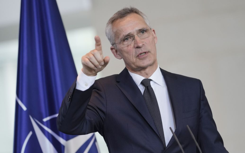 Stoltenberg hat etwas getan neue Erklärung zum Krieg in der Ukraine“ /></p>
<p><strong>Der Generalsekretär der NATO stellte fest, dass die Ukraine nicht über genügend Luftverteidigung verfüge.</strong></p>
<p>Die Ukraine hat eine Chance zu gewinnen der Krieg mit russischen Truppen, da Hilfe von Verbündeten gerade transferiert wird.</strong></p>
<p>Dies gab NATO-Generalsekretär Jens Stoltenberg <strong>bei einer Veranstaltung in Berlin bekannt</strong>. p> </p>
<p >Er betonte, dass die Ukraine viel später Hilfe erhalten habe, als ihre Verbündeten versprochen hatten.</p>
<p>“<em>Die Vereinigten Staaten waren seit mehreren Monaten nicht in der Lage, Gelder zur Unterstützung der Ukraine bereitzustellen, europäische Munitionslieferungen schon weit unter den versprochenen Werten. Solche Verzögerungen haben Konsequenzen“, sagte er.</p>
<p>Laut Stoltenberg fehlte es der Ukraine an Luftverteidigung, was es russischen Raketen und Drohnen ermöglichte, Ziele zu treffen.</p>
<p>< em>„Aber es ist noch nicht zu spät für den Sieg der Ukraine, denn es ist bereits große Unterstützung unterwegs“, bemerkte Stoltenberg.</p>
<p>Insbesondere erinnerte er daran, dass die Vereinigten Staaten mehr als 60 US-Dollar bereitgestellt haben Milliardenhilfen für die Ukraine, Großbritannien, Deutschland und die Niederlande kündigten neue Waffenlieferungen an.</p>
<p><em>„Jetzt ist es unsere Pflicht, diese Verpflichtungen in echte Waffen- und Munitionslieferungen umzusetzen – und zwar schnell.“ ”, betonte der Generalsekretär.</p>
<p>Erinnern Sie sich daran, dass bekannt wurde, dass die Vereinigten Staaten bereits im März heimlich Langstrecken-ATACMS an die Ukraine transferiert haben.</strong></p>
<p> < h4>Ähnliche Themen:</h4>
<p>Weitere Neuigkeiten</p>
<!-- relpost-thumb-wrapper --><div class=